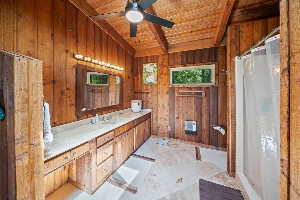 Single Family Residence For Sale in Anderson County , 65 & 66 Private Road 7332, Frankston, Texas 75763, 3 Bedroom, 3 Bathroom, 2 Garage spaces, 1,818 Sqft, built in 1954, mls#21361697, Real Estate Agent in Frankston, Homes For Sale in Anderson county, Homes For Sale in Frankston, Realtor in Frankston Texas, Real Estate Brokerage Independent Realty Texas, Luminita Cordes Realtor