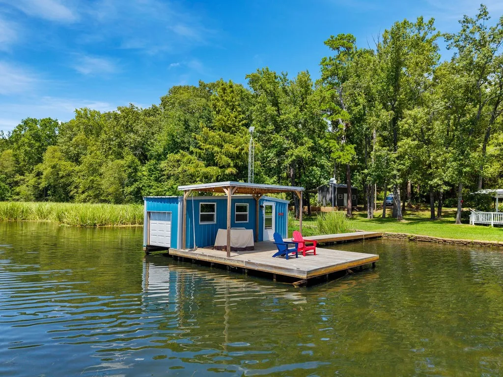 Single Family Residence For Sale in Anderson County , 65 & 66 Private Road 7332, Frankston, Texas 75763, 3 Bedroom, 3 Bathroom, 2 Garage spaces, 1,818 Sqft, built in 1954, mls#21361697, Real Estate Agent in Frankston, Homes For Sale in Anderson county, Homes For Sale in Frankston, Realtor in Frankston Texas, Real Estate Brokerage Independent Realty Texas, Luminita Cordes Realtor