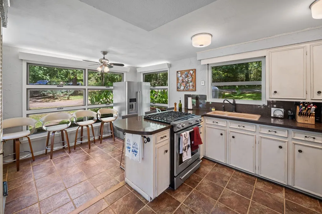 Single Family Residence For Sale in Anderson County , 65 & 66 Private Road 7332, Frankston, Texas 75763, 3 Bedroom, 3 Bathroom, 2 Garage spaces, 1,818 Sqft, built in 1954, mls#21361697, Real Estate Agent in Frankston, Homes For Sale in Anderson county, Homes For Sale in Frankston, Realtor in Frankston Texas, Real Estate Brokerage Independent Realty Texas, Luminita Cordes Realtor