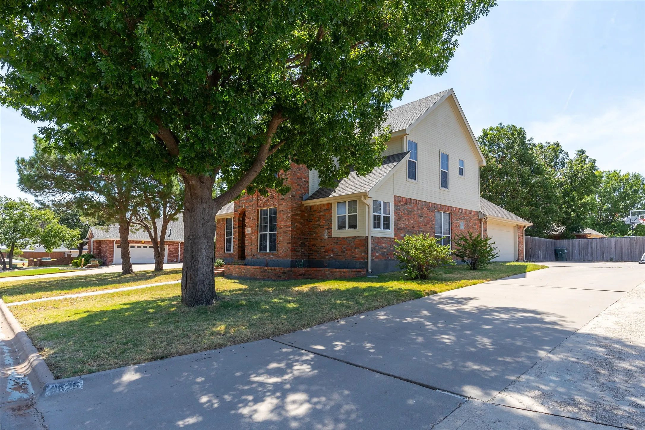 Single Family Residence For Sale in Taylor County , 3525 Riomar Court, Abilene, Texas 79606, 4 Bedroom, 4 Bathroom, 2 Garage spaces, 2,321 Sqft, built in 1995, mls#21365142, Real Estate Agent in Abilene, Homes For Sale in Taylor county, Homes For Sale in Abilene, Realtor in Abilene Texas, Real Estate Brokerage Independent Realty Texas, Luminita Cordes Realtor