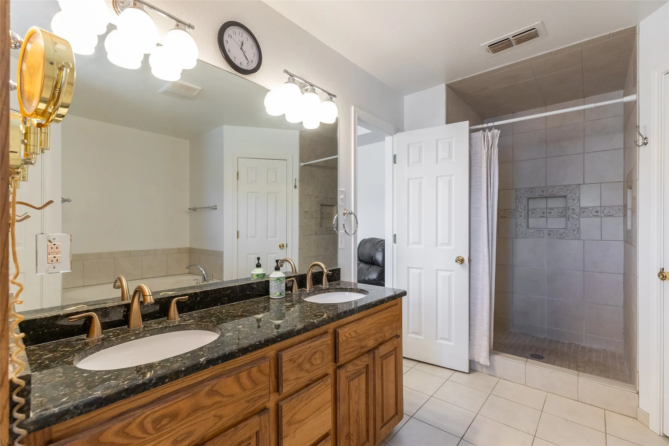 Single Family Residence For Sale in Taylor County , 3525 Riomar Court, Abilene, Texas 79606, 4 Bedroom, 4 Bathroom, 2 Garage spaces, 2,321 Sqft, built in 1995, mls#21365142, Real Estate Agent in Abilene, Homes For Sale in Taylor county, Homes For Sale in Abilene, Realtor in Abilene Texas, Real Estate Brokerage Independent Realty Texas, Luminita Cordes Realtor