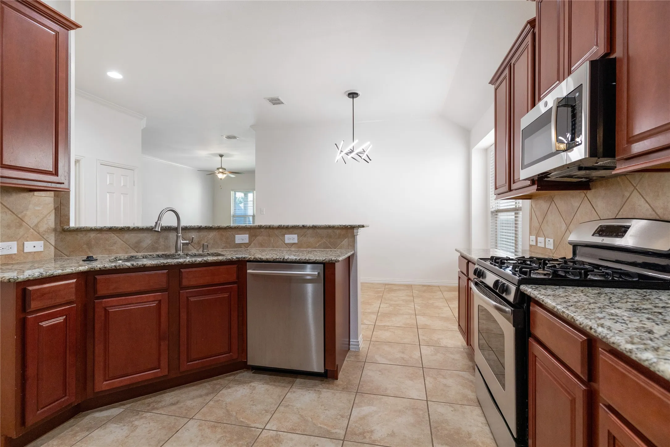 Single Family Residence For Rent in Tarrant County , 3464 Twin Pines Drive, Fort Worth, Texas 76244, 3 Bedroom, 2 Bathroom, 2 Garage spaces, 1,875 Sqft, built in 2010, mls#21362681, Real Estate Agent in Fort Worth, Homes For Rent in Tarrant county, Homes For Rent in Fort Worth, Realtor in Fort Worth Texas, Real Estate Brokerage Independent Realty Texas, Luminita Cordes Realtor