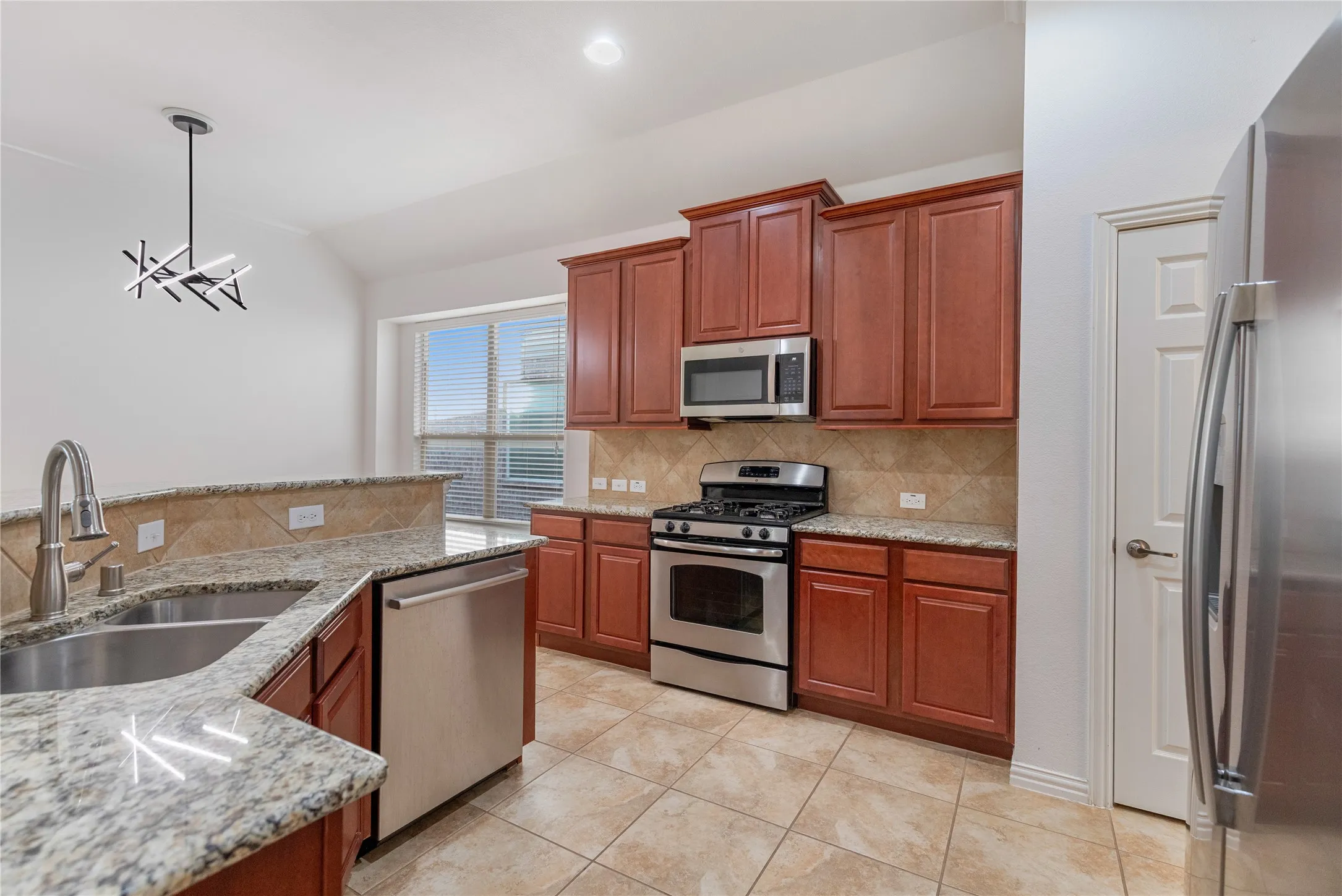 Single Family Residence For Rent in Tarrant County , 3464 Twin Pines Drive, Fort Worth, Texas 76244, 3 Bedroom, 2 Bathroom, 2 Garage spaces, 1,875 Sqft, built in 2010, mls#21362681, Real Estate Agent in Fort Worth, Homes For Rent in Tarrant county, Homes For Rent in Fort Worth, Realtor in Fort Worth Texas, Real Estate Brokerage Independent Realty Texas, Luminita Cordes Realtor
