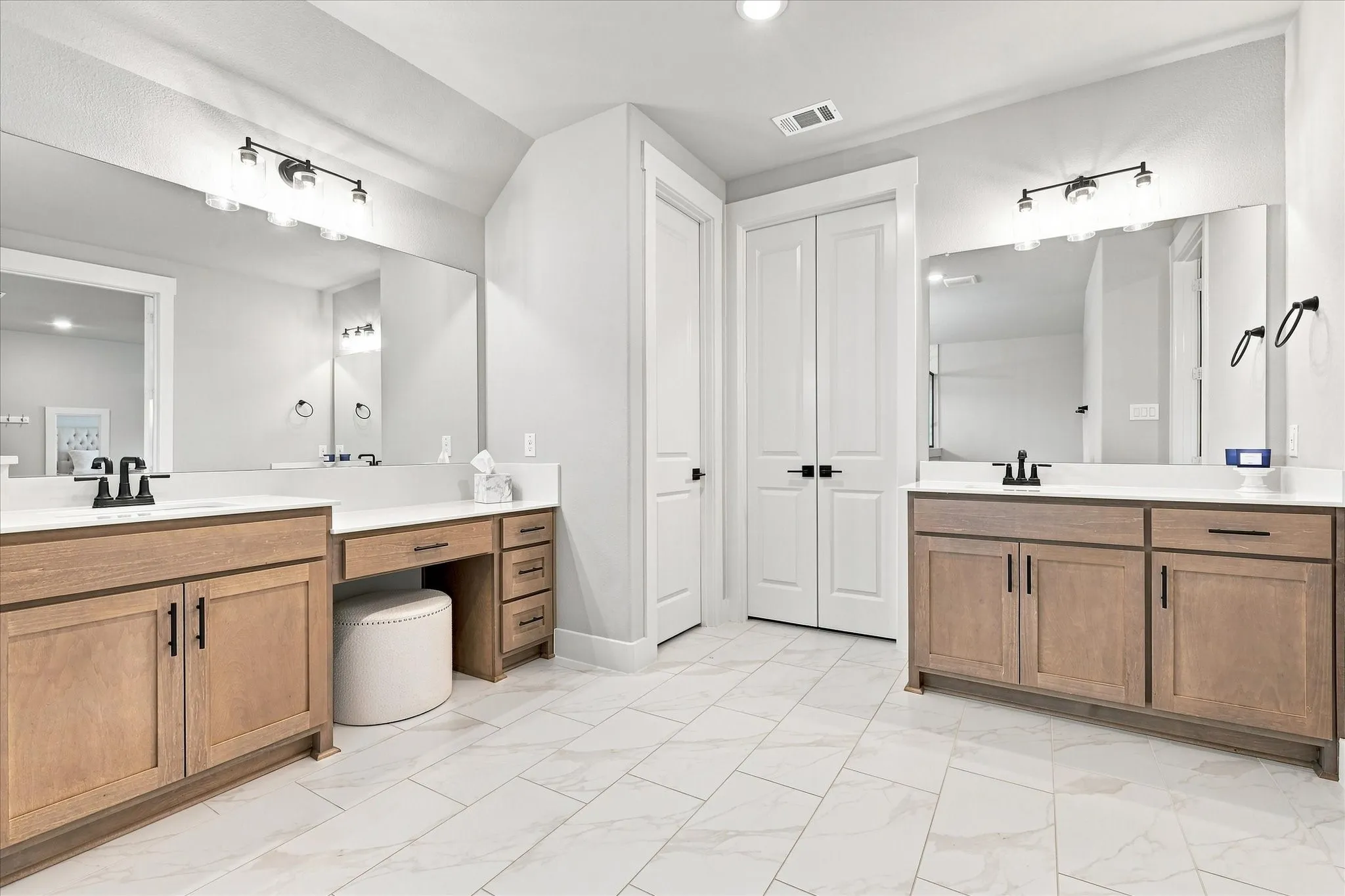 Single Family Residence For Sale in Grayson County , 3525 Lariat Trail, Van Alstyne, Texas 75495, 4 Bedroom, 3 Bathroom, 3 Garage spaces, 2,747 Sqft, built in 2025, mls#21362933, Real Estate Agent in Van Alstyne, Homes For Sale in Grayson county, Homes For Sale in Van Alstyne, Realtor in Van Alstyne Texas, Real Estate Brokerage Independent Realty Texas, Luminita Cordes Realtor