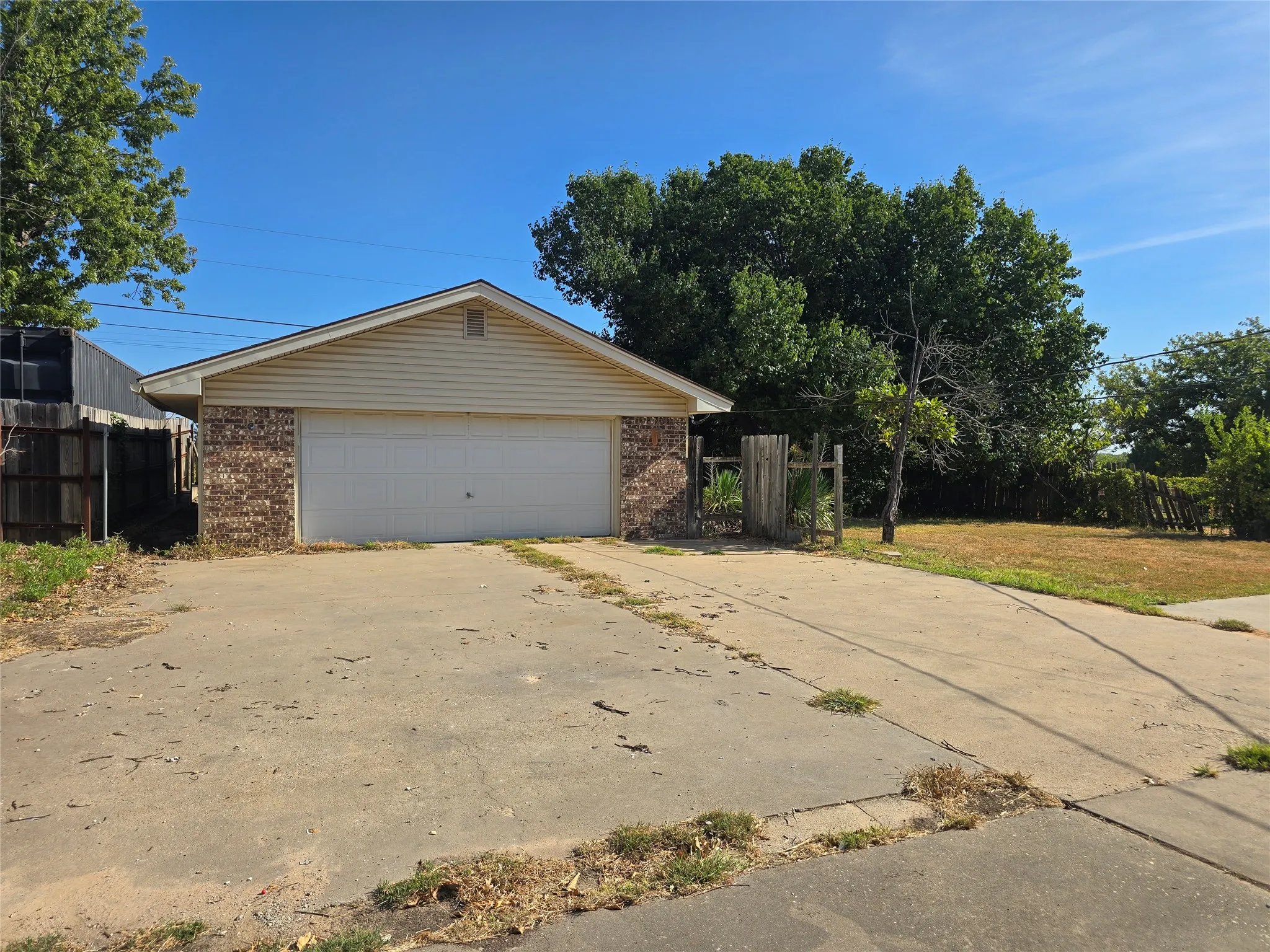 Single Family Residence For Sale in Montague County , 1514 Linda Street, Bowie, Texas 76230, 3 Bedroom, 2 Bathroom, 2 Garage spaces, 1,769 Sqft, built in 0, mls#21365153, Real Estate Agent in Bowie, Homes For Sale in Montague county, Homes For Sale in Bowie, Realtor in Bowie Texas, Real Estate Brokerage Independent Realty Texas, Luminita Cordes Realtor