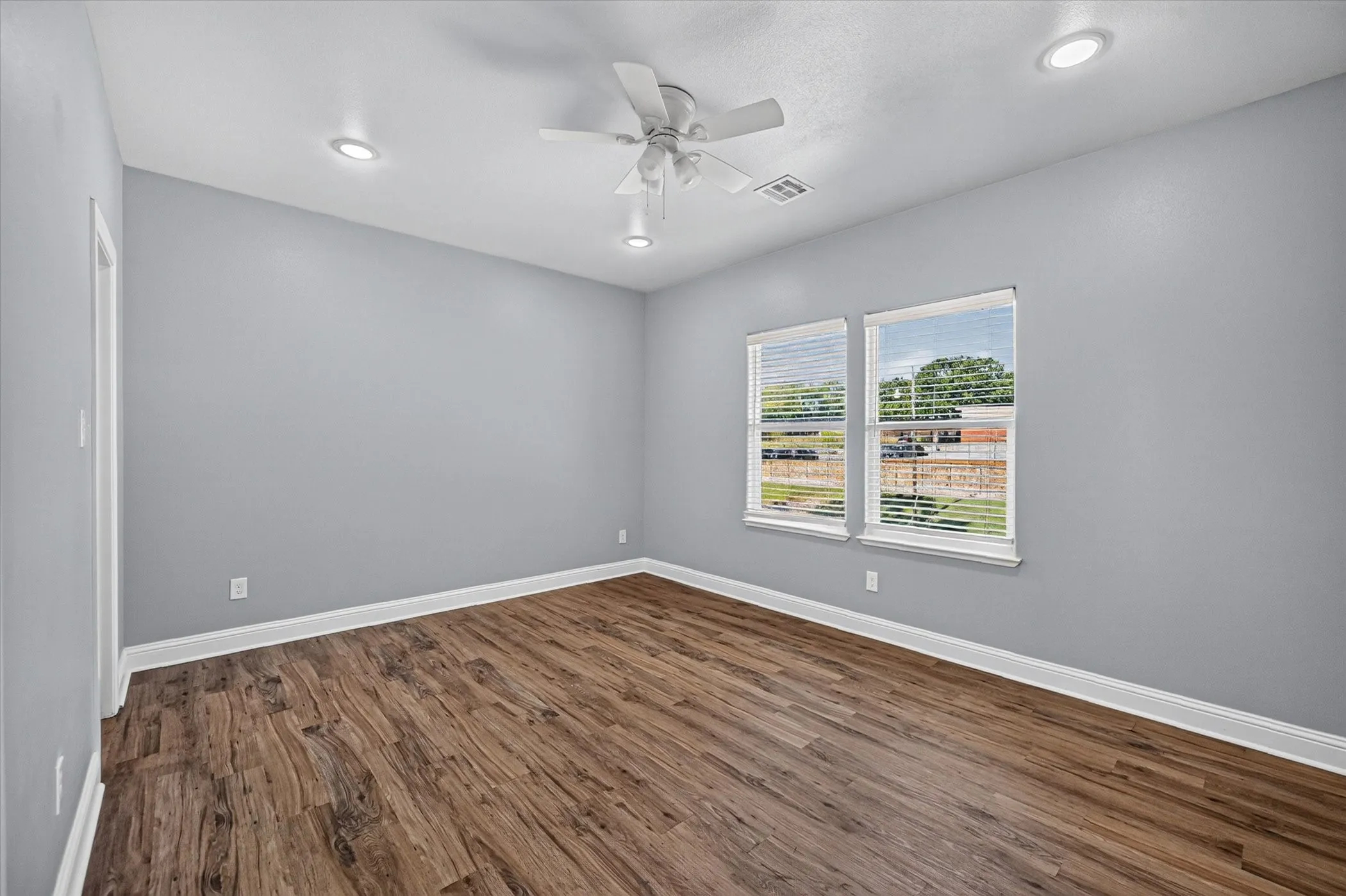 Duplex For Rent in Grayson County , 990 W 6th Avenue 992, Denison, Texas 75021, 2 Bedroom, 2 Bathroom, Garage spaces, 1,062 Sqft, built in 2022, mls#21363275, Real Estate Agent in Denison, Homes For Rent in Grayson county, Homes For Rent in Denison, Realtor in Denison Texas, Real Estate Brokerage Independent Realty Texas, Luminita Cordes Realtor