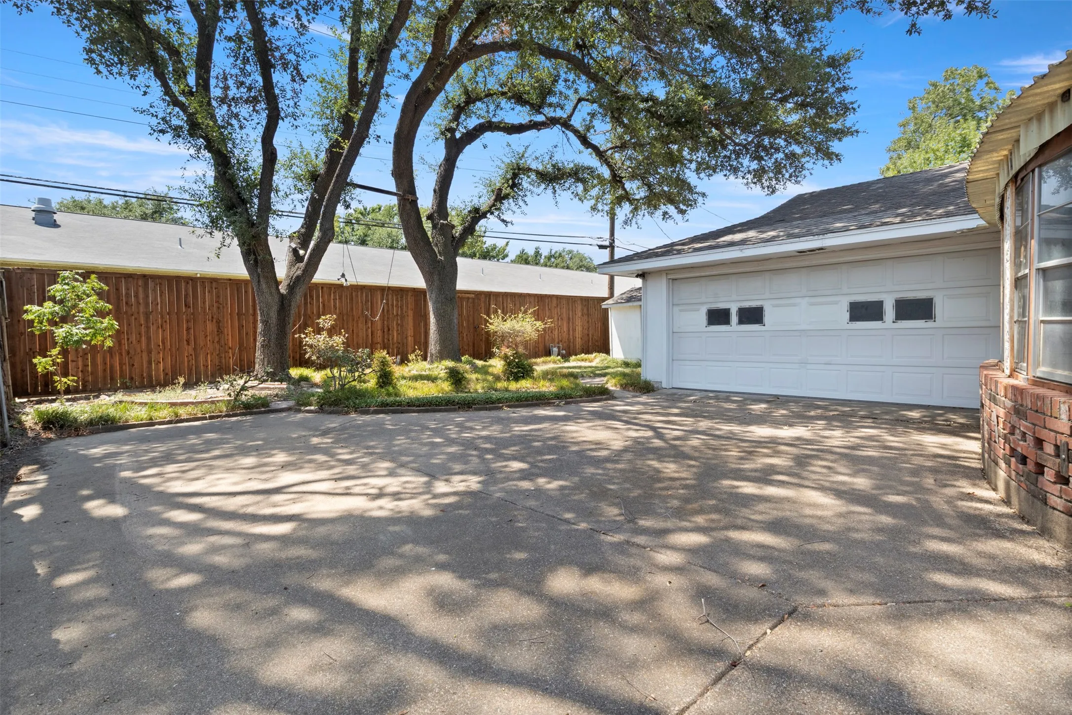 Single Family Residence For Sale in Dallas County , 10636 Chesterton Drive, Dallas, Texas 75238, 3 Bedroom, 2 Bathroom, 2 Garage spaces, 1,829 Sqft, built in 1960, mls#21363072, Real Estate Agent in Dallas, Homes For Sale in Dallas county, Homes For Sale in Dallas, Realtor in Dallas Texas, Real Estate Brokerage Independent Realty Texas, Luminita Cordes Realtor