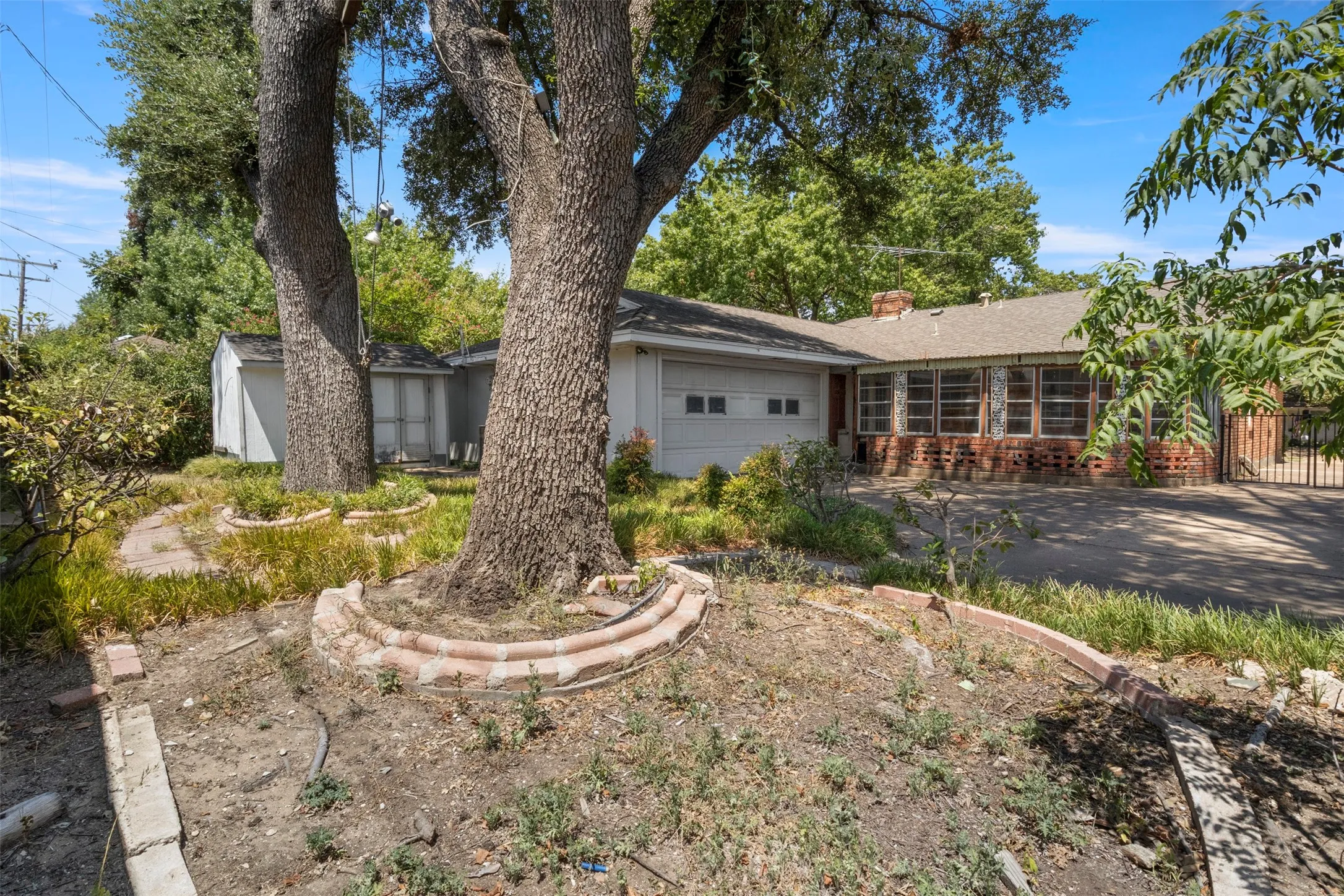 Single Family Residence For Sale in Dallas County , 10636 Chesterton Drive, Dallas, Texas 75238, 3 Bedroom, 2 Bathroom, 2 Garage spaces, 1,829 Sqft, built in 1960, mls#21363072, Real Estate Agent in Dallas, Homes For Sale in Dallas county, Homes For Sale in Dallas, Realtor in Dallas Texas, Real Estate Brokerage Independent Realty Texas, Luminita Cordes Realtor