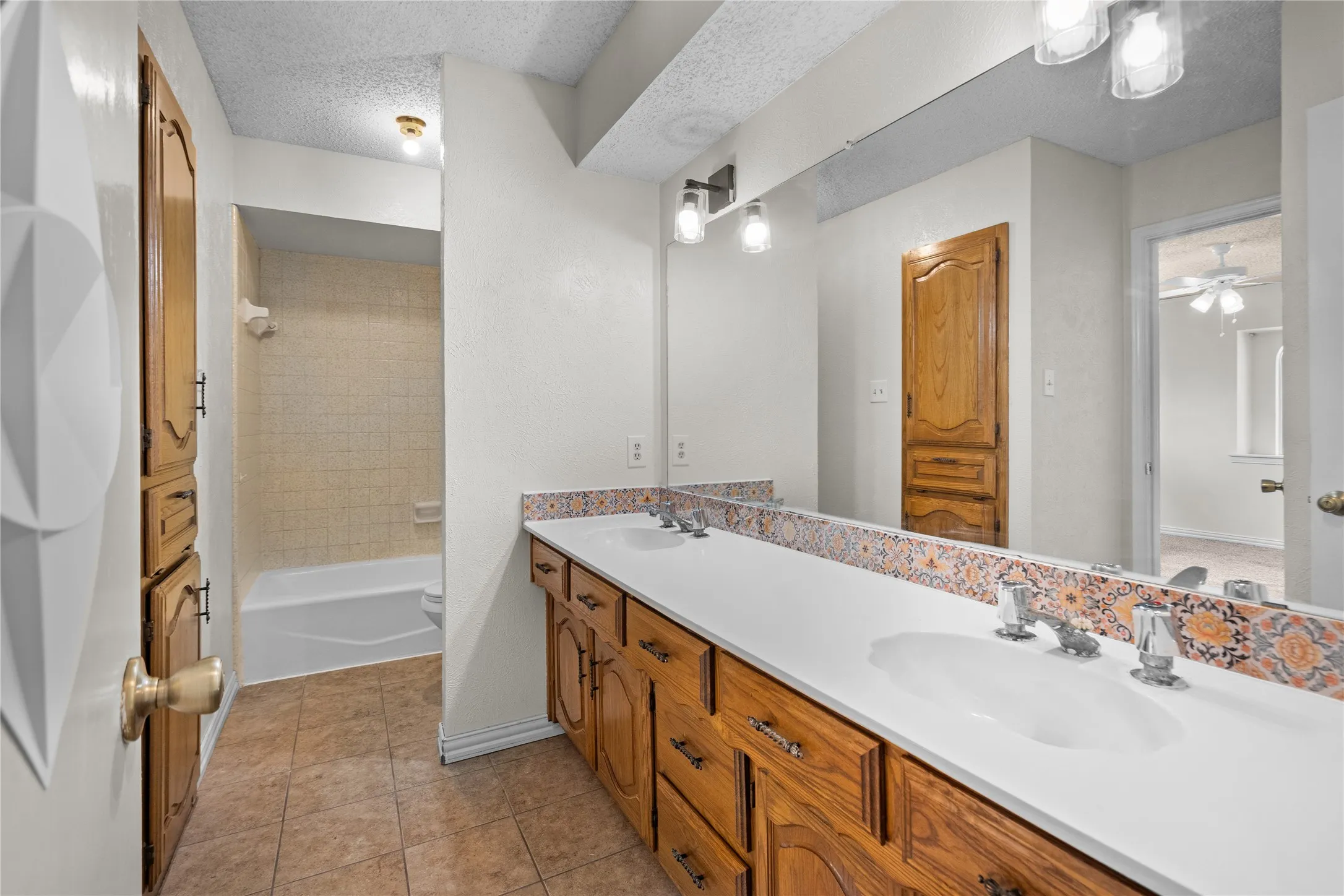 Single Family Residence For Sale in Dallas County , 1315 Winding Brook Drive, De Soto, Texas 75115, 4 Bedroom, 4 Bathroom, 2 Garage spaces, 2,700 Sqft, built in 1977, mls#21329839, Real Estate Agent in De Soto, Homes For Sale in Dallas county, Homes For Sale in De Soto, Realtor in De Soto Texas, Real Estate Brokerage Independent Realty Texas, Luminita Cordes Realtor