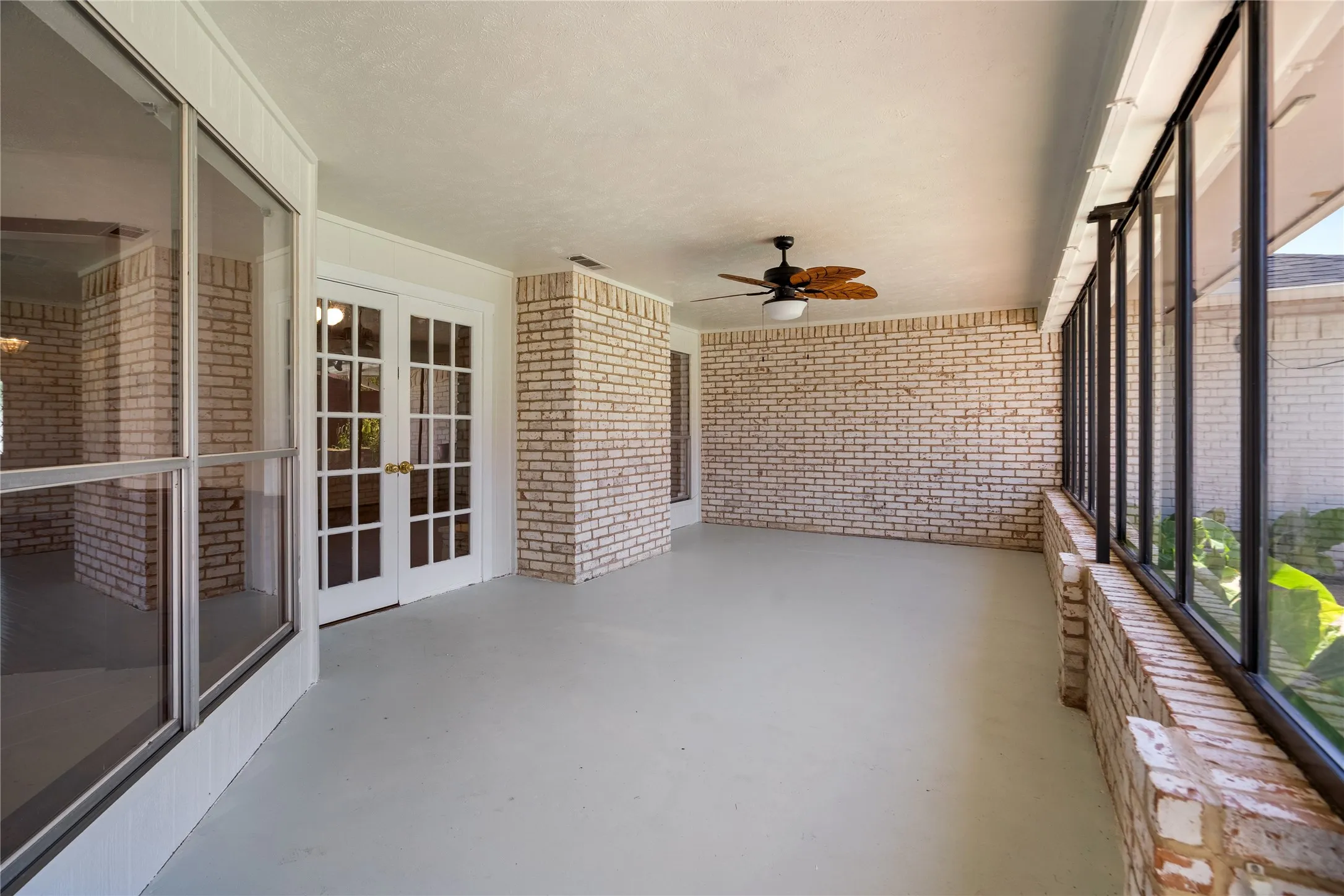 Single Family Residence For Sale in Dallas County , 1315 Winding Brook Drive, De Soto, Texas 75115, 4 Bedroom, 4 Bathroom, 2 Garage spaces, 2,700 Sqft, built in 1977, mls#21329839, Real Estate Agent in De Soto, Homes For Sale in Dallas county, Homes For Sale in De Soto, Realtor in De Soto Texas, Real Estate Brokerage Independent Realty Texas, Luminita Cordes Realtor