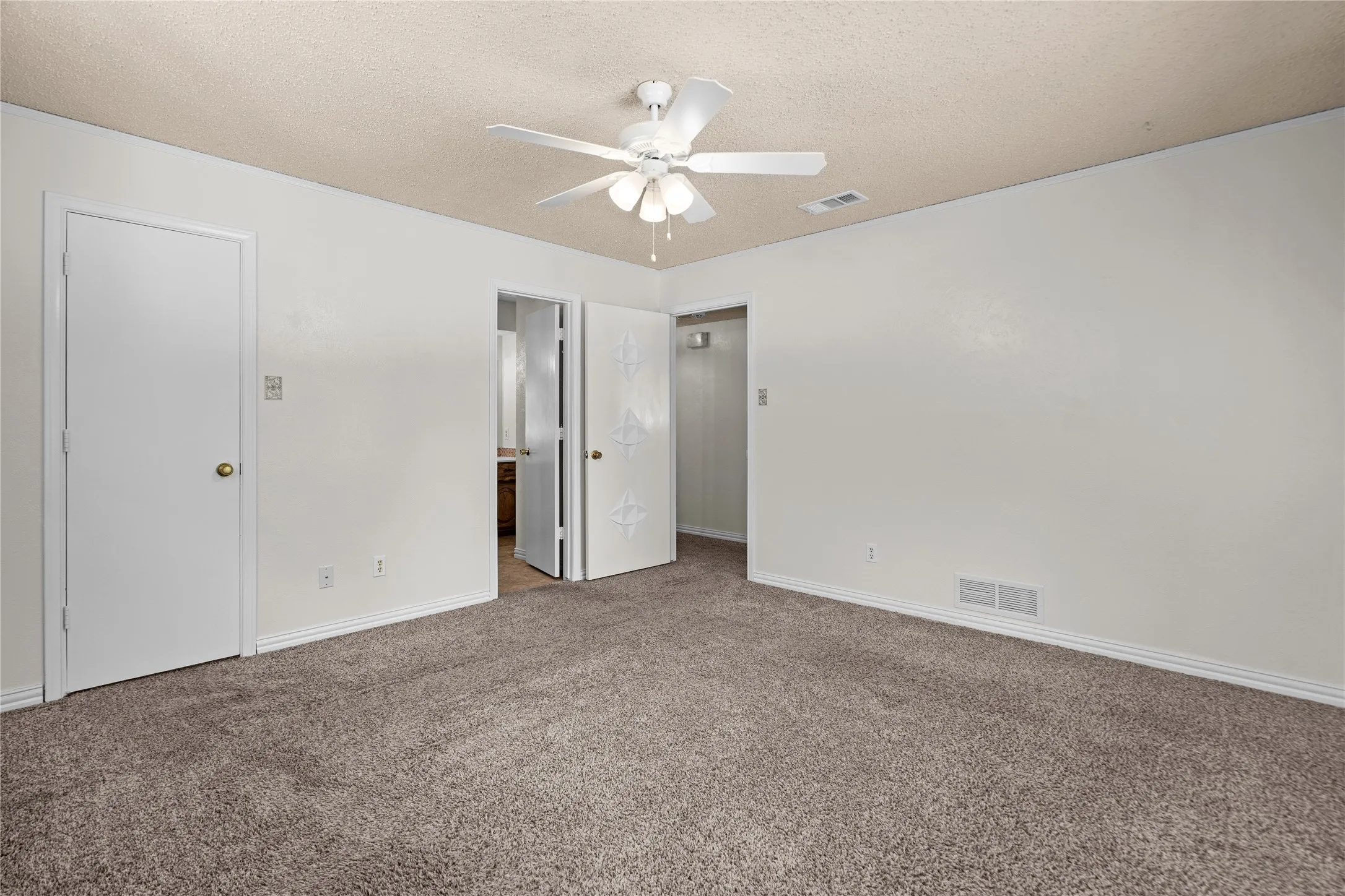 Single Family Residence For Sale in Dallas County , 1315 Winding Brook Drive, De Soto, Texas 75115, 4 Bedroom, 4 Bathroom, 2 Garage spaces, 2,700 Sqft, built in 1977, mls#21329839, Real Estate Agent in De Soto, Homes For Sale in Dallas county, Homes For Sale in De Soto, Realtor in De Soto Texas, Real Estate Brokerage Independent Realty Texas, Luminita Cordes Realtor
