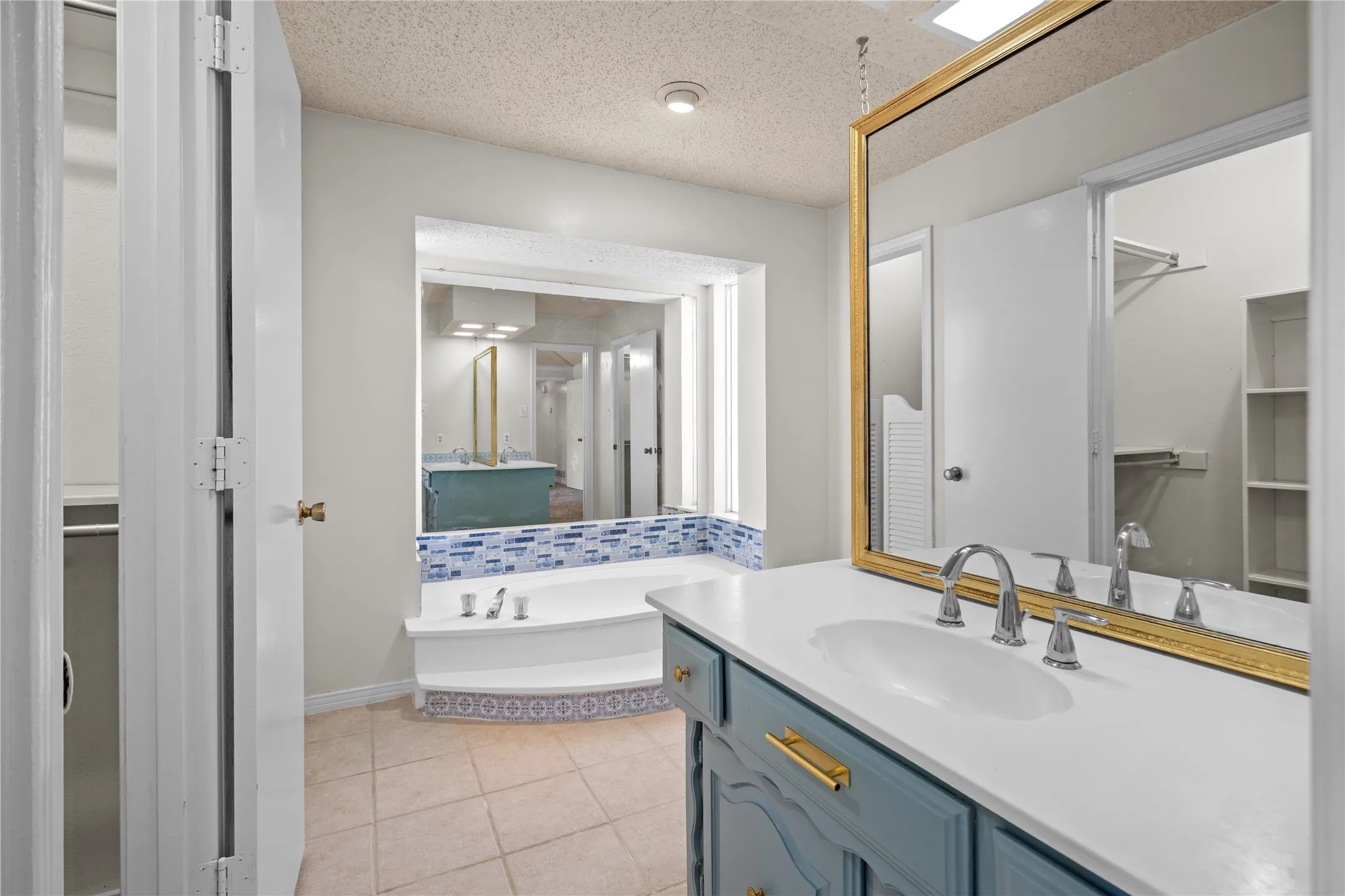 Single Family Residence For Sale in Dallas County , 1315 Winding Brook Drive, De Soto, Texas 75115, 4 Bedroom, 4 Bathroom, 2 Garage spaces, 2,700 Sqft, built in 1977, mls#21329839, Real Estate Agent in De Soto, Homes For Sale in Dallas county, Homes For Sale in De Soto, Realtor in De Soto Texas, Real Estate Brokerage Independent Realty Texas, Luminita Cordes Realtor