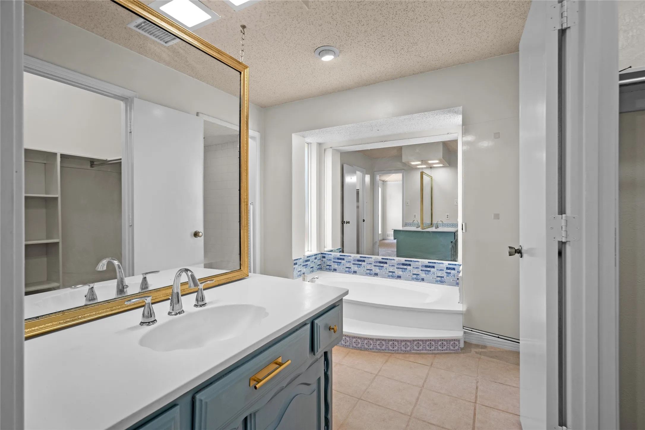Single Family Residence For Sale in Dallas County , 1315 Winding Brook Drive, De Soto, Texas 75115, 4 Bedroom, 4 Bathroom, 2 Garage spaces, 2,700 Sqft, built in 1977, mls#21329839, Real Estate Agent in De Soto, Homes For Sale in Dallas county, Homes For Sale in De Soto, Realtor in De Soto Texas, Real Estate Brokerage Independent Realty Texas, Luminita Cordes Realtor