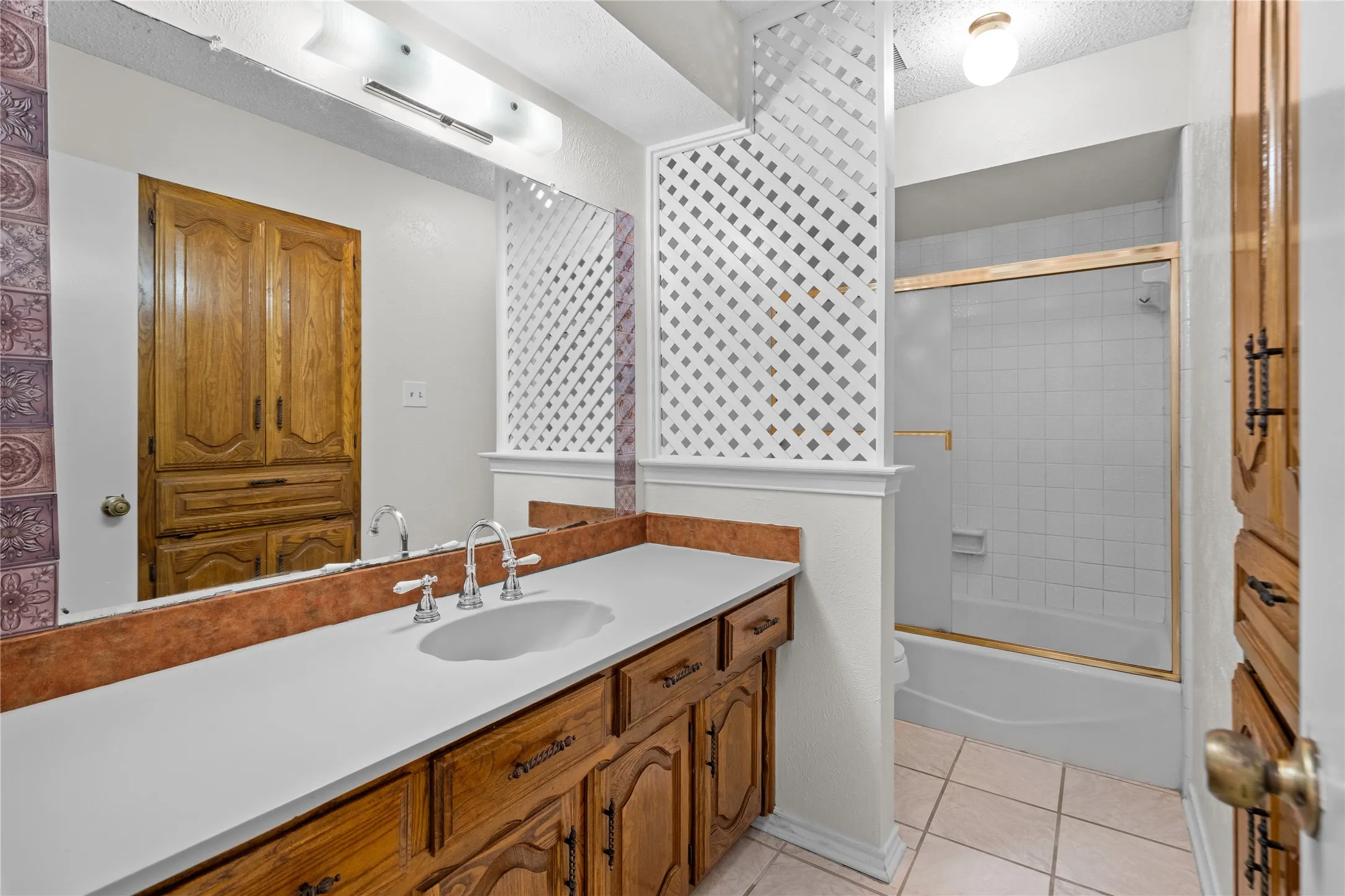 Single Family Residence For Sale in Dallas County , 1315 Winding Brook Drive, De Soto, Texas 75115, 4 Bedroom, 4 Bathroom, 2 Garage spaces, 2,700 Sqft, built in 1977, mls#21329839, Real Estate Agent in De Soto, Homes For Sale in Dallas county, Homes For Sale in De Soto, Realtor in De Soto Texas, Real Estate Brokerage Independent Realty Texas, Luminita Cordes Realtor