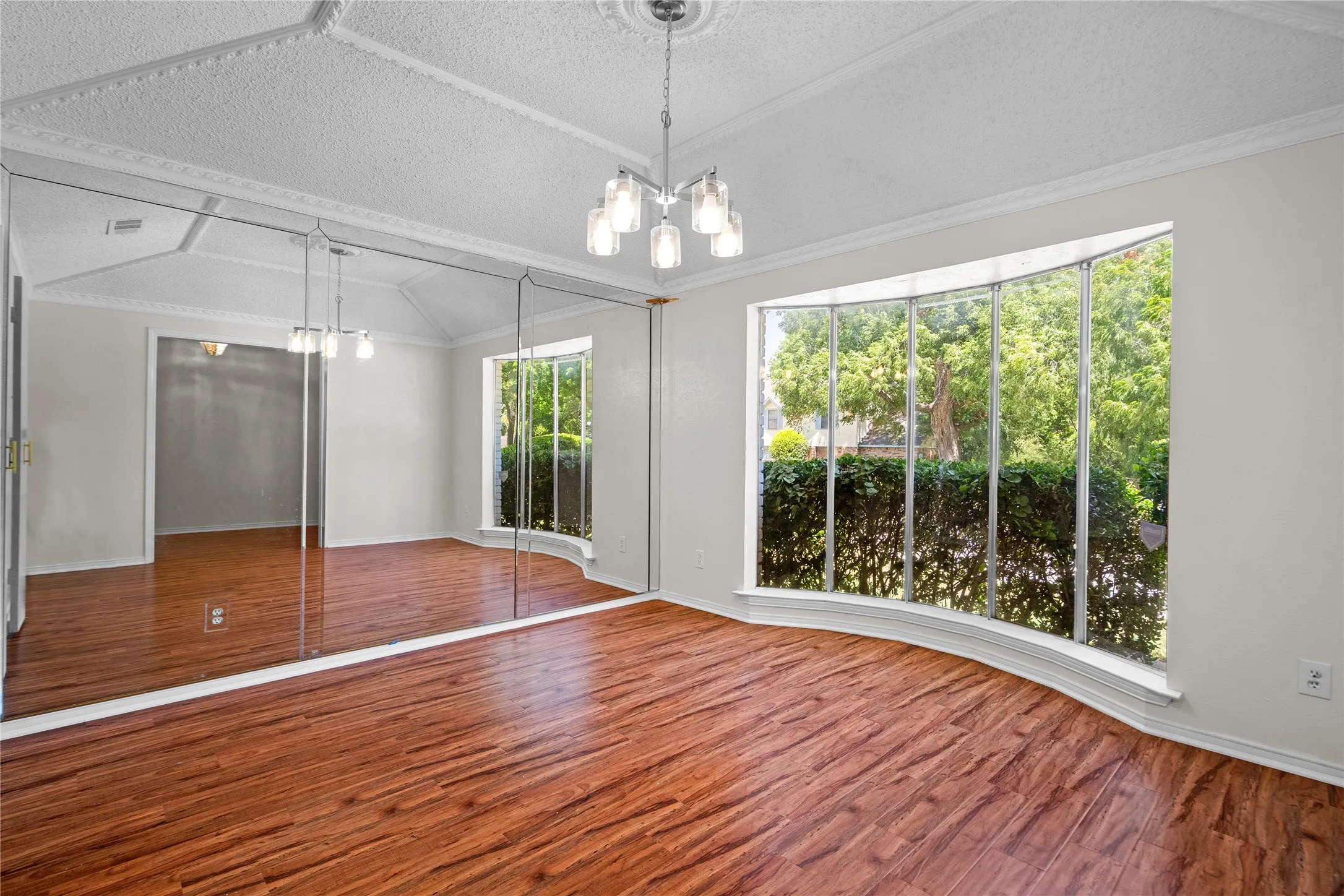 Single Family Residence For Sale in Dallas County , 1315 Winding Brook Drive, De Soto, Texas 75115, 4 Bedroom, 4 Bathroom, 2 Garage spaces, 2,700 Sqft, built in 1977, mls#21329839, Real Estate Agent in De Soto, Homes For Sale in Dallas county, Homes For Sale in De Soto, Realtor in De Soto Texas, Real Estate Brokerage Independent Realty Texas, Luminita Cordes Realtor