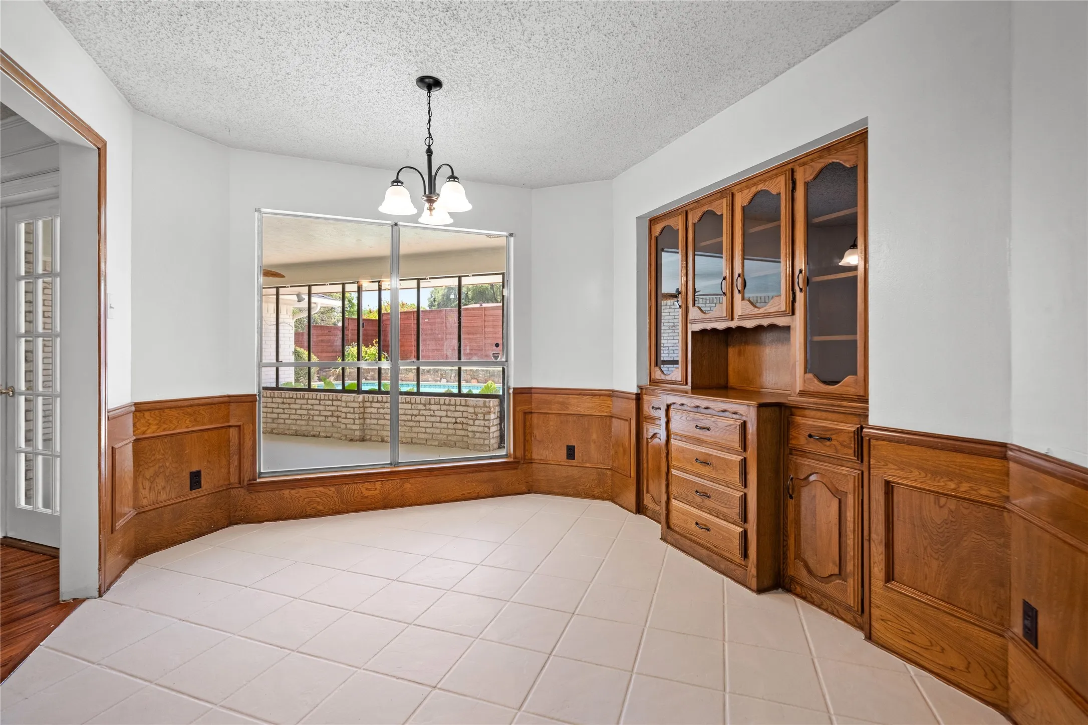 Single Family Residence For Sale in Dallas County , 1315 Winding Brook Drive, De Soto, Texas 75115, 4 Bedroom, 4 Bathroom, 2 Garage spaces, 2,700 Sqft, built in 1977, mls#21329839, Real Estate Agent in De Soto, Homes For Sale in Dallas county, Homes For Sale in De Soto, Realtor in De Soto Texas, Real Estate Brokerage Independent Realty Texas, Luminita Cordes Realtor