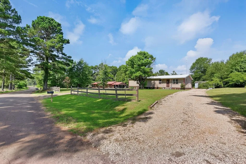 Single Family Residence For Sale in Upshur County , 365 H Williams Road, Gilmer, Texas 75645, 4 Bedroom, 2 Bathroom, Garage spaces, 1,700 Sqft, built in 1985, mls#21365164, Real Estate Agent in Gilmer, Homes For Sale in Upshur county, Homes For Sale in Gilmer, Realtor in Gilmer Texas, Real Estate Brokerage Independent Realty Texas, Luminita Cordes Realtor