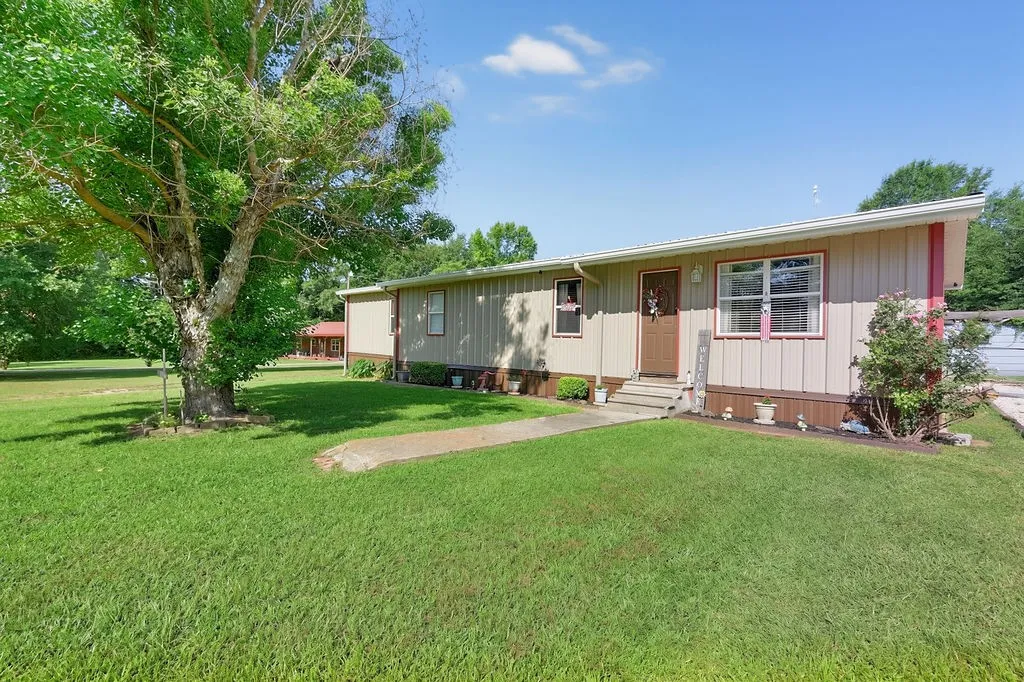 Single Family Residence For Sale in Upshur County , 365 H Williams Road, Gilmer, Texas 75645, 4 Bedroom, 2 Bathroom, Garage spaces, 1,700 Sqft, built in 1985, mls#21365164, Real Estate Agent in Gilmer, Homes For Sale in Upshur county, Homes For Sale in Gilmer, Realtor in Gilmer Texas, Real Estate Brokerage Independent Realty Texas, Luminita Cordes Realtor
