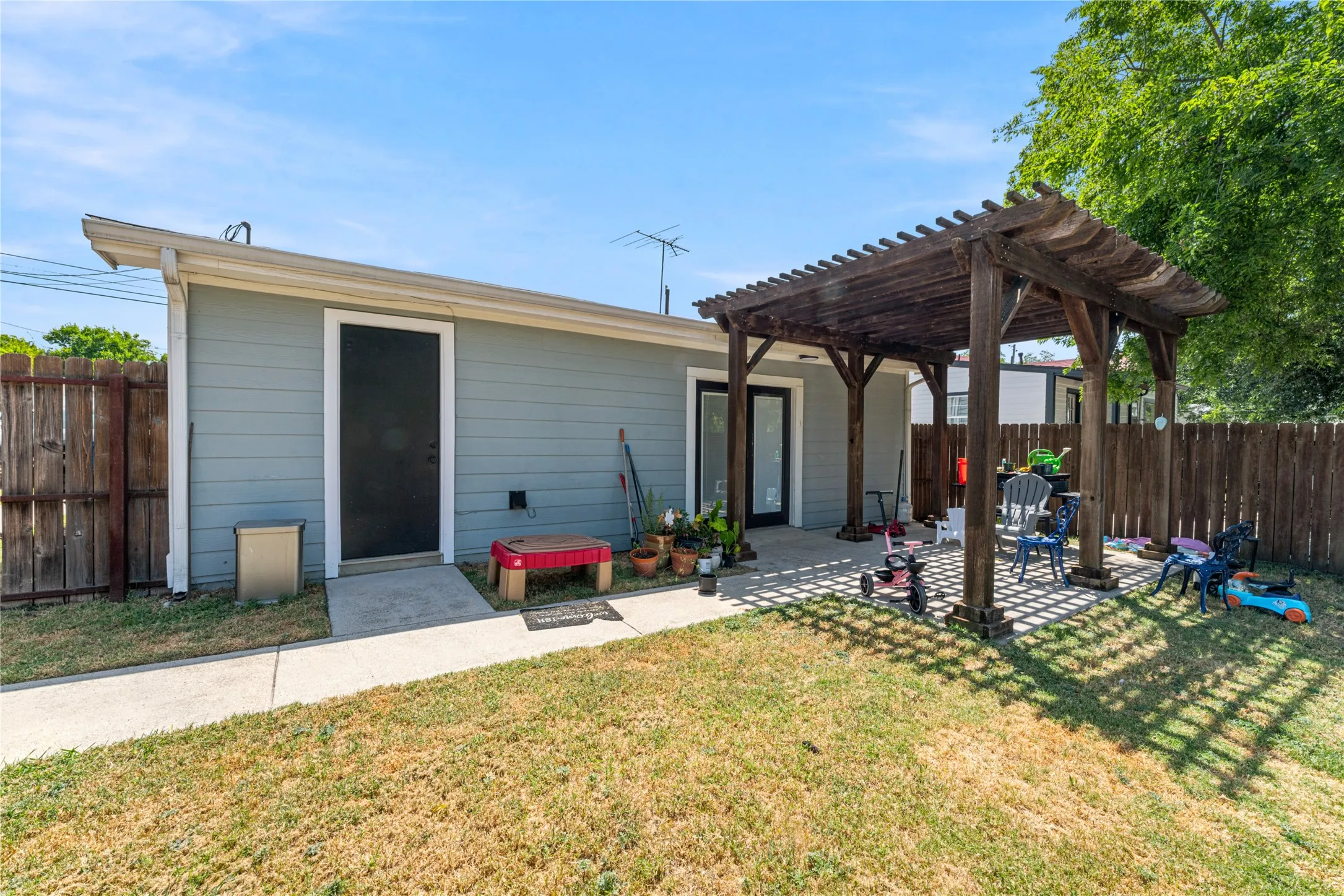 Single Family Residence For Sale in Collin County , 705 N Washington Street, Farmersville, Texas 75442, 3 Bedroom, 2 Bathroom, Garage spaces, 1,200 Sqft, built in 1938, mls#21363050, Real Estate Agent in Farmersville, Homes For Sale in Collin county, Homes For Sale in Farmersville, Realtor in Farmersville Texas, Real Estate Brokerage Independent Realty Texas, Luminita Cordes Realtor