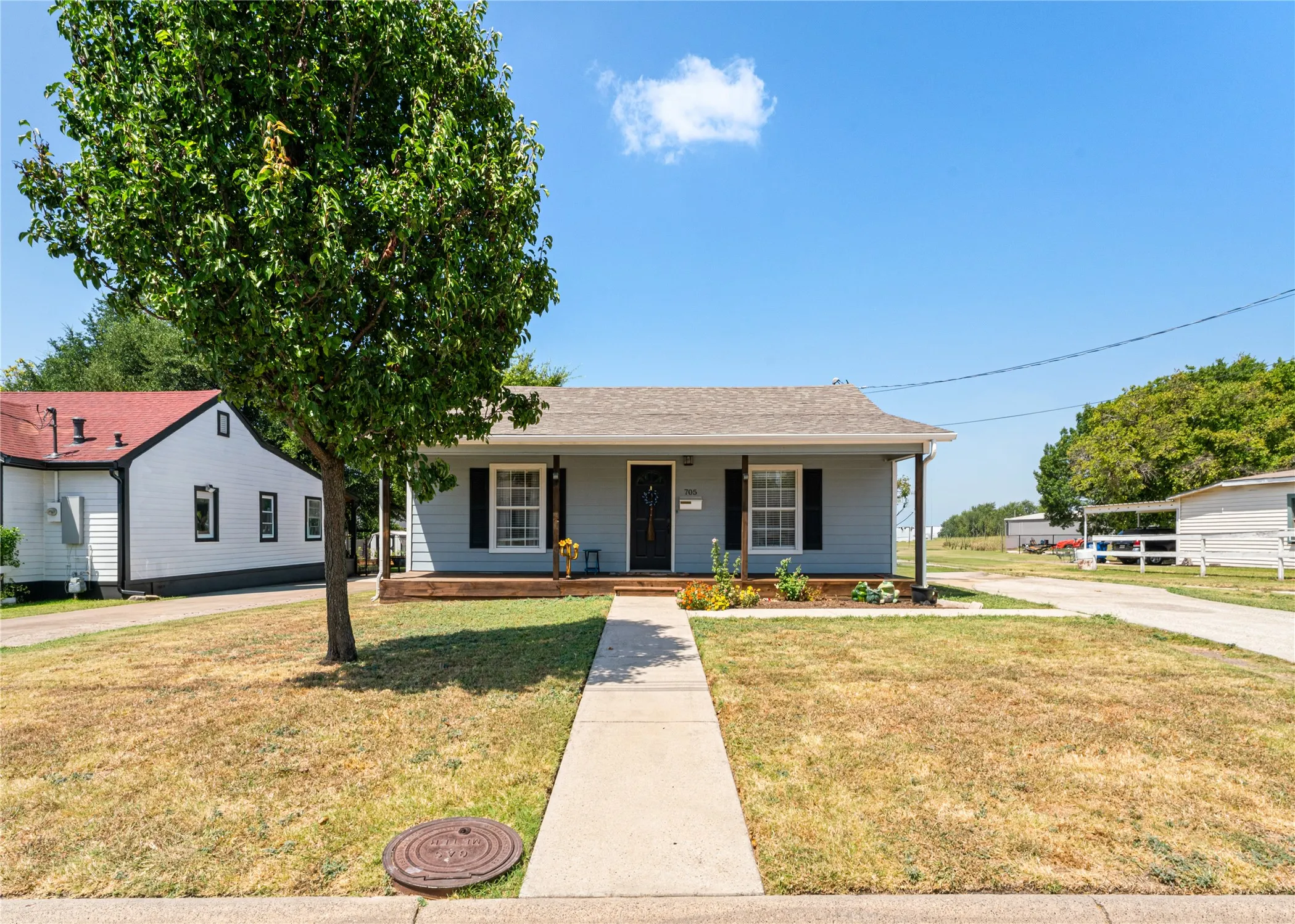 Single Family Residence For Sale in Collin County , 705 N Washington Street, Farmersville, Texas 75442, 3 Bedroom, 2 Bathroom, Garage spaces, 1,200 Sqft, built in 1938, mls#21363050, Real Estate Agent in Farmersville, Homes For Sale in Collin county, Homes For Sale in Farmersville, Realtor in Farmersville Texas, Real Estate Brokerage Independent Realty Texas, Luminita Cordes Realtor