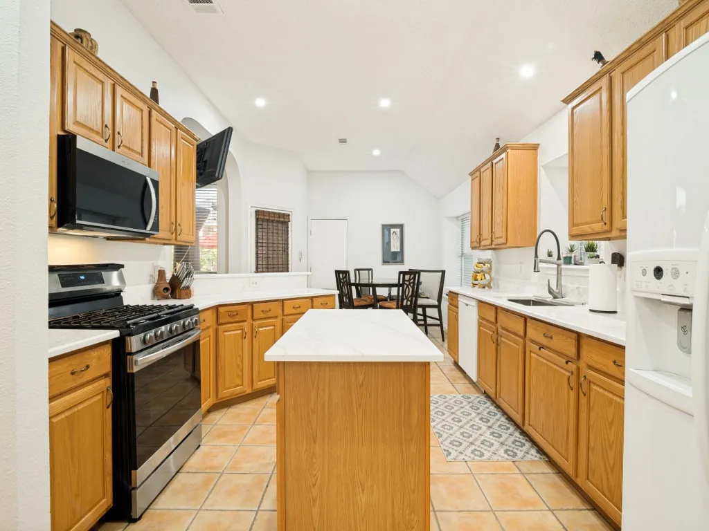 Single Family Residence For Sale in Dallas County , 10313 Evergreen Drive, Rowlett, Texas 75089, 4 Bedroom, 2 Bathroom, 2 Garage spaces, 2,085 Sqft, built in 2001, mls#21364052, Real Estate Agent in Rowlett, Homes For Sale in Dallas county, Homes For Sale in Rowlett, Realtor in Rowlett Texas, Real Estate Brokerage Independent Realty Texas, Luminita Cordes Realtor