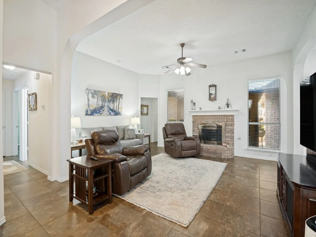 Single Family Residence For Sale in Dallas County , 10313 Evergreen Drive, Rowlett, Texas 75089, 4 Bedroom, 2 Bathroom, 2 Garage spaces, 2,085 Sqft, built in 2001, mls#21364052, Real Estate Agent in Rowlett, Homes For Sale in Dallas county, Homes For Sale in Rowlett, Realtor in Rowlett Texas, Real Estate Brokerage Independent Realty Texas, Luminita Cordes Realtor