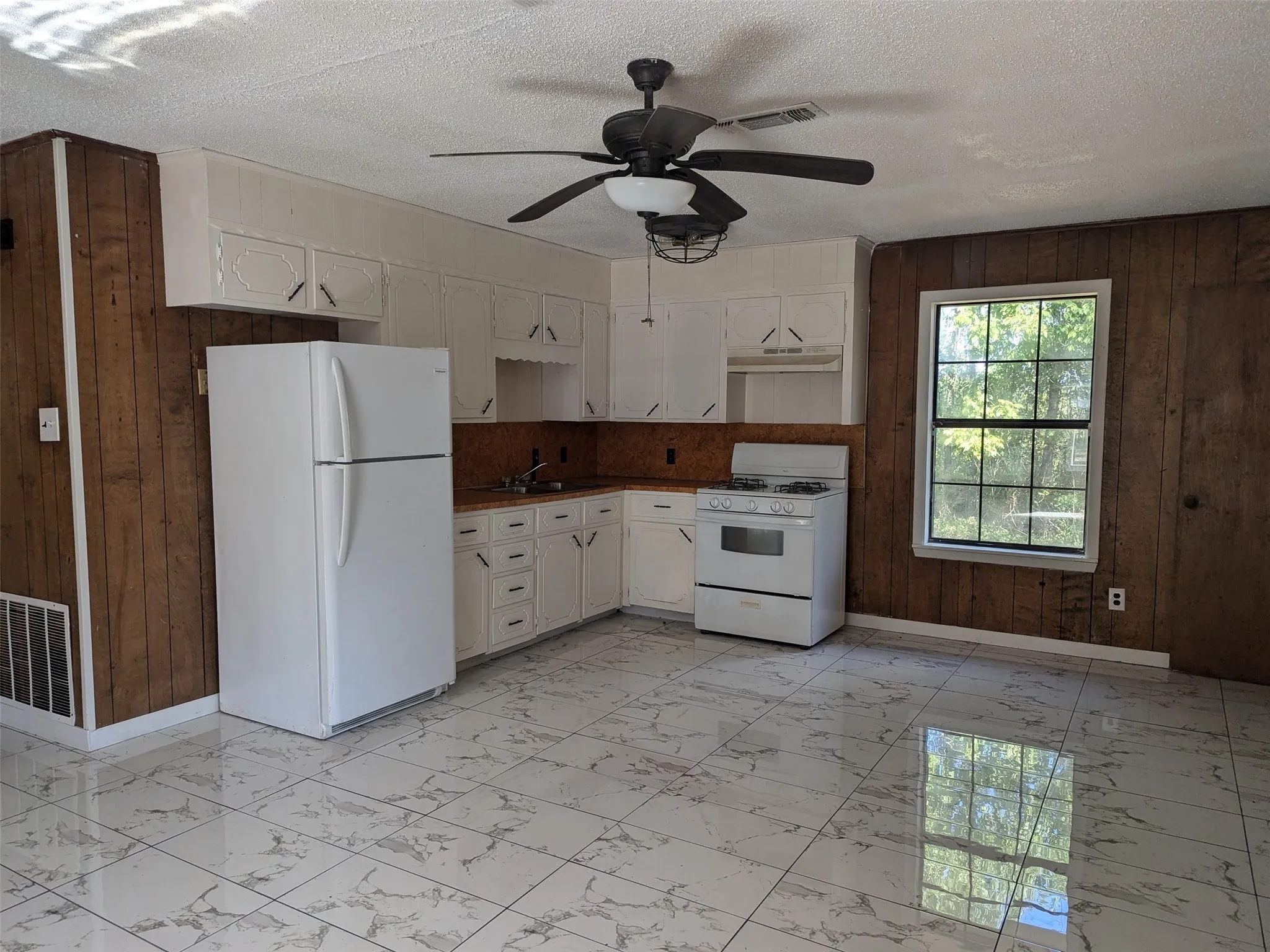Single Family Residence For Sale in Cass County , 11728 Fm 1399, Marietta, Texas 75566, 2 Bedroom, 1 Bathroom, Garage spaces, 858 Sqft, built in 1980, Price $120,000, mls#21365167, Real Estate Agent in Marietta, Homes For Sale in Cass county, Homes For Sale in Marietta, Realtor in Marietta Texas, Real Estate Brokerage Independent Realty Texas, Luminita Cordes Realtor