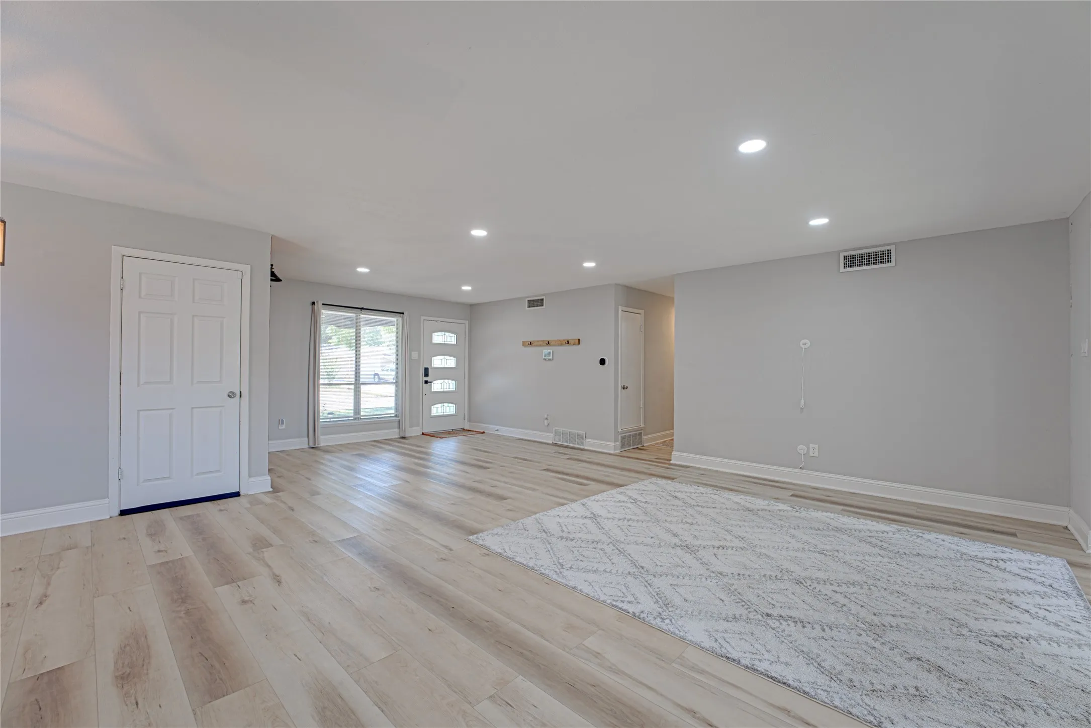 Single Family Residence For Sale in Dallas County , 3217 Centennial Drive, Garland, Texas 75042, 4 Bedroom, 2 Bathroom, Garage spaces, 1,818 Sqft, built in 1960, mls#21363268, Real Estate Agent in Garland, Homes For Sale in Dallas county, Homes For Sale in Garland, Realtor in Garland Texas, Real Estate Brokerage Independent Realty Texas, Luminita Cordes Realtor