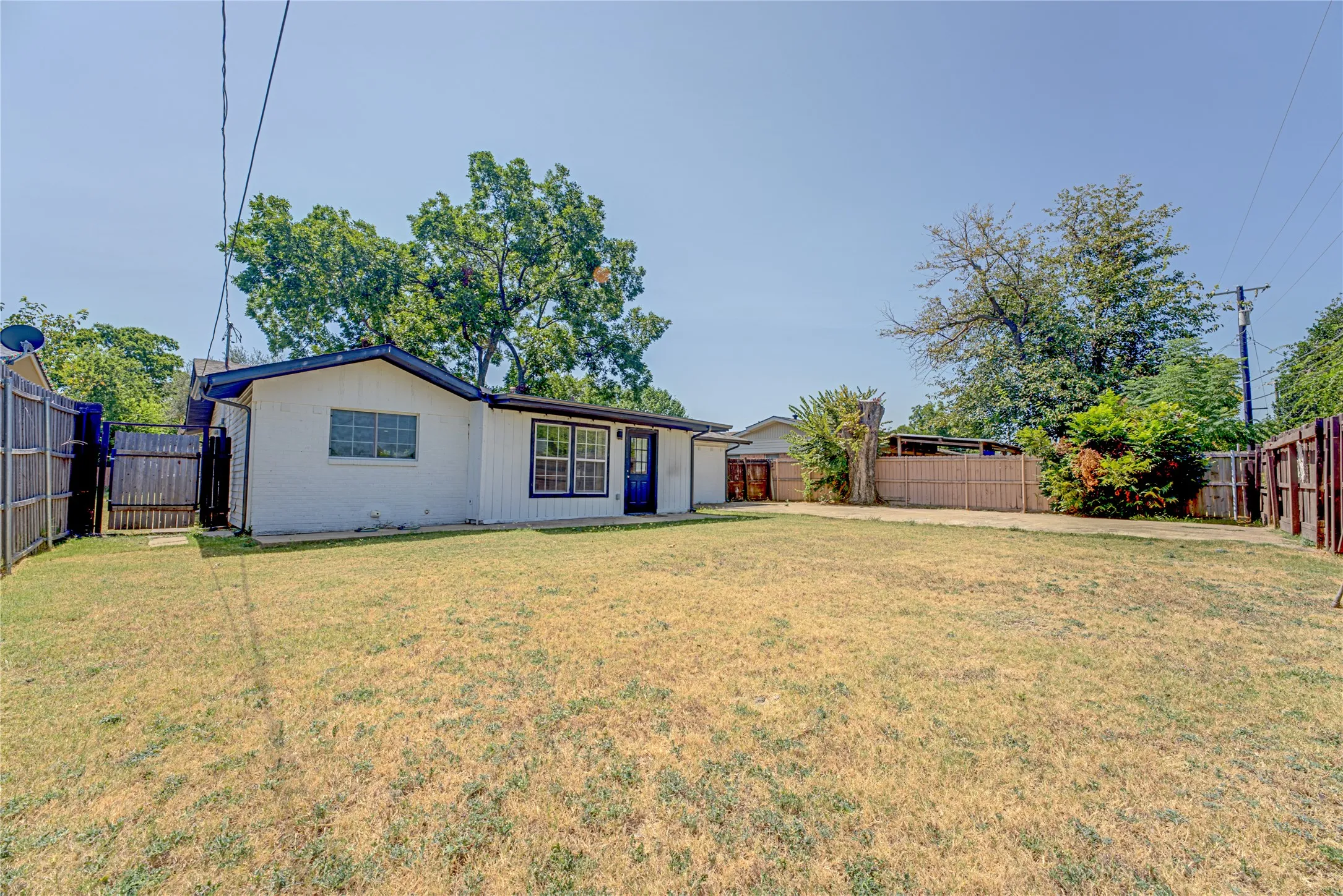 Single Family Residence For Sale in Dallas County , 3217 Centennial Drive, Garland, Texas 75042, 4 Bedroom, 2 Bathroom, Garage spaces, 1,818 Sqft, built in 1960, mls#21363268, Real Estate Agent in Garland, Homes For Sale in Dallas county, Homes For Sale in Garland, Realtor in Garland Texas, Real Estate Brokerage Independent Realty Texas, Luminita Cordes Realtor