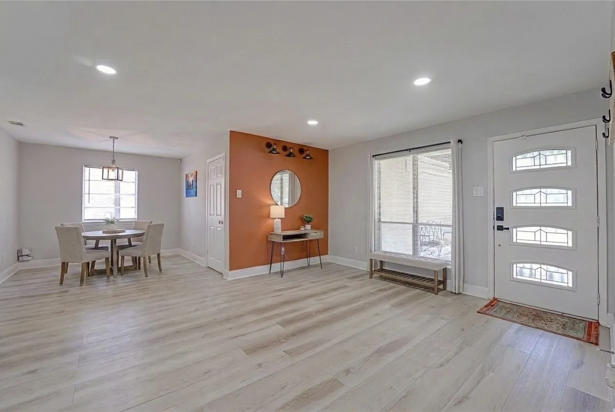 Entry - virtually staged