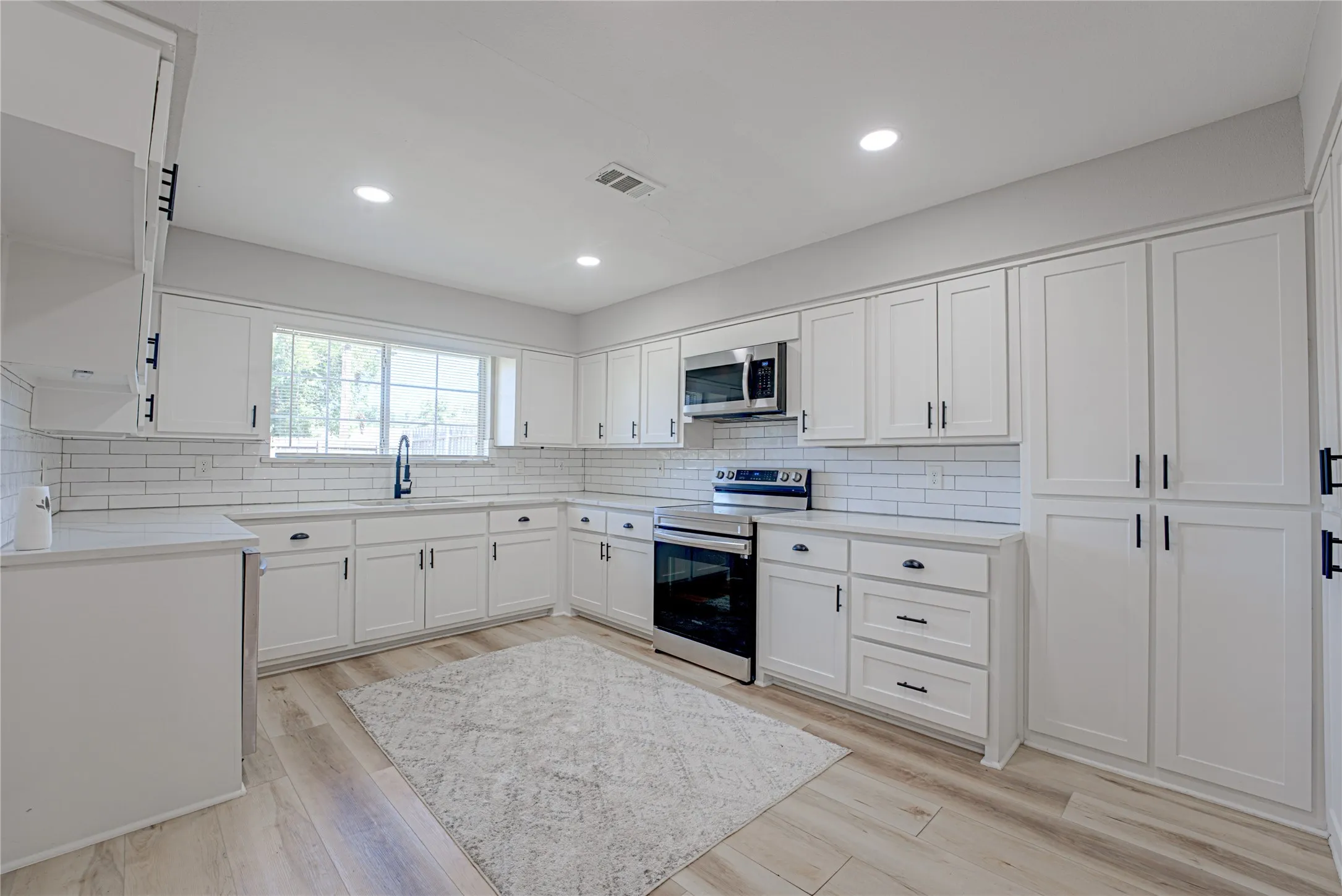 Single Family Residence For Sale in Dallas County , 3217 Centennial Drive, Garland, Texas 75042, 4 Bedroom, 2 Bathroom, Garage spaces, 1,818 Sqft, built in 1960, mls#21363268, Real Estate Agent in Garland, Homes For Sale in Dallas county, Homes For Sale in Garland, Realtor in Garland Texas, Real Estate Brokerage Independent Realty Texas, Luminita Cordes Realtor