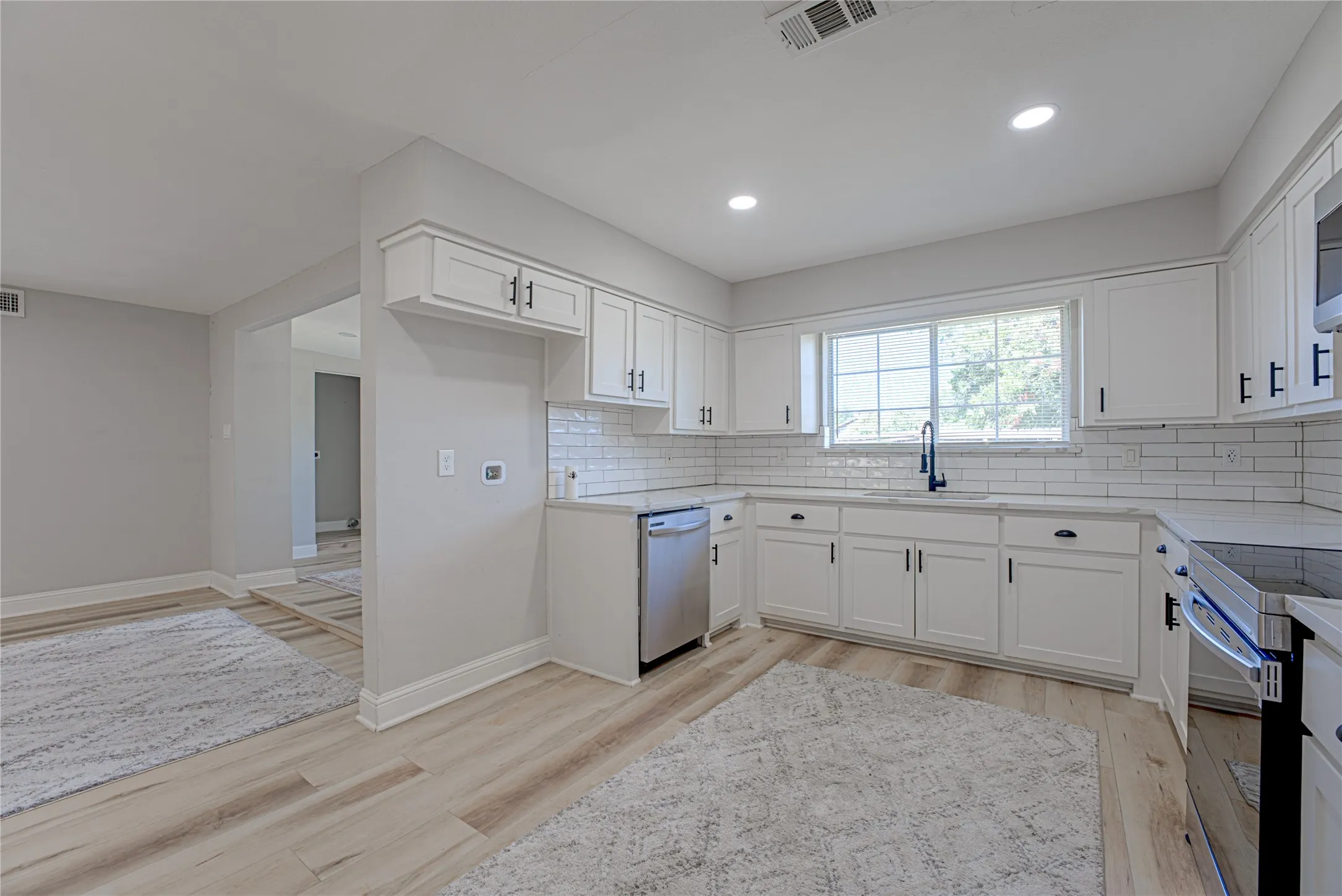 Single Family Residence For Sale in Dallas County , 3217 Centennial Drive, Garland, Texas 75042, 4 Bedroom, 2 Bathroom, Garage spaces, 1,818 Sqft, built in 1960, mls#21363268, Real Estate Agent in Garland, Homes For Sale in Dallas county, Homes For Sale in Garland, Realtor in Garland Texas, Real Estate Brokerage Independent Realty Texas, Luminita Cordes Realtor