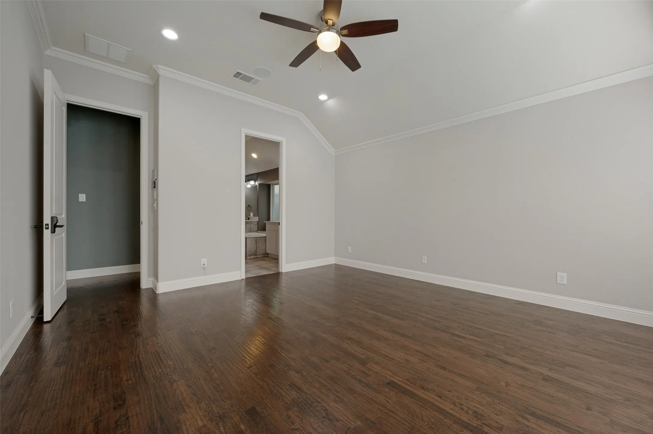Single Family Residence For Sale in Dallas County , 12908 Holbrook Drive, Farmers Branch, Texas 75234, 4 Bedroom, 3 Bathroom, 2 Garage spaces, 2,392 Sqft, built in 2014, mls#21361331, Real Estate Agent in Farmers Branch, Homes For Sale in Dallas county, Homes For Sale in Farmers Branch, Realtor in Farmers Branch Texas, Real Estate Brokerage Independent Realty Texas, Luminita Cordes Realtor