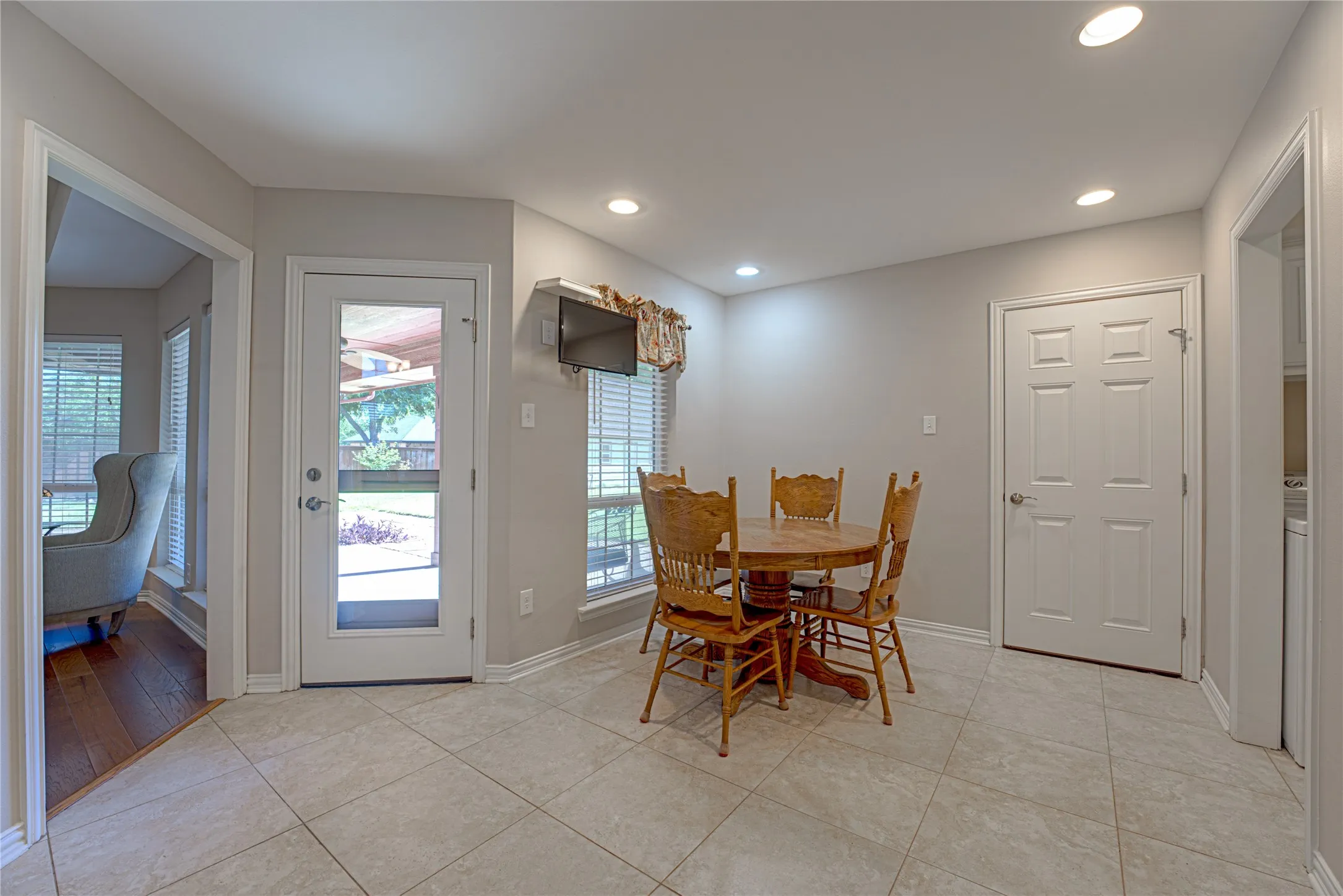 Single Family Residence For Sale in Dallas County , 4841 Kelso Place, Garland, Texas 75043, 3 Bedroom, 3 Bathroom, 2 Garage spaces, 2,078 Sqft, built in 1985, mls#21363221, Real Estate Agent in Garland, Homes For Sale in Dallas county, Homes For Sale in Garland, Realtor in Garland Texas, Real Estate Brokerage Independent Realty Texas, Luminita Cordes Realtor