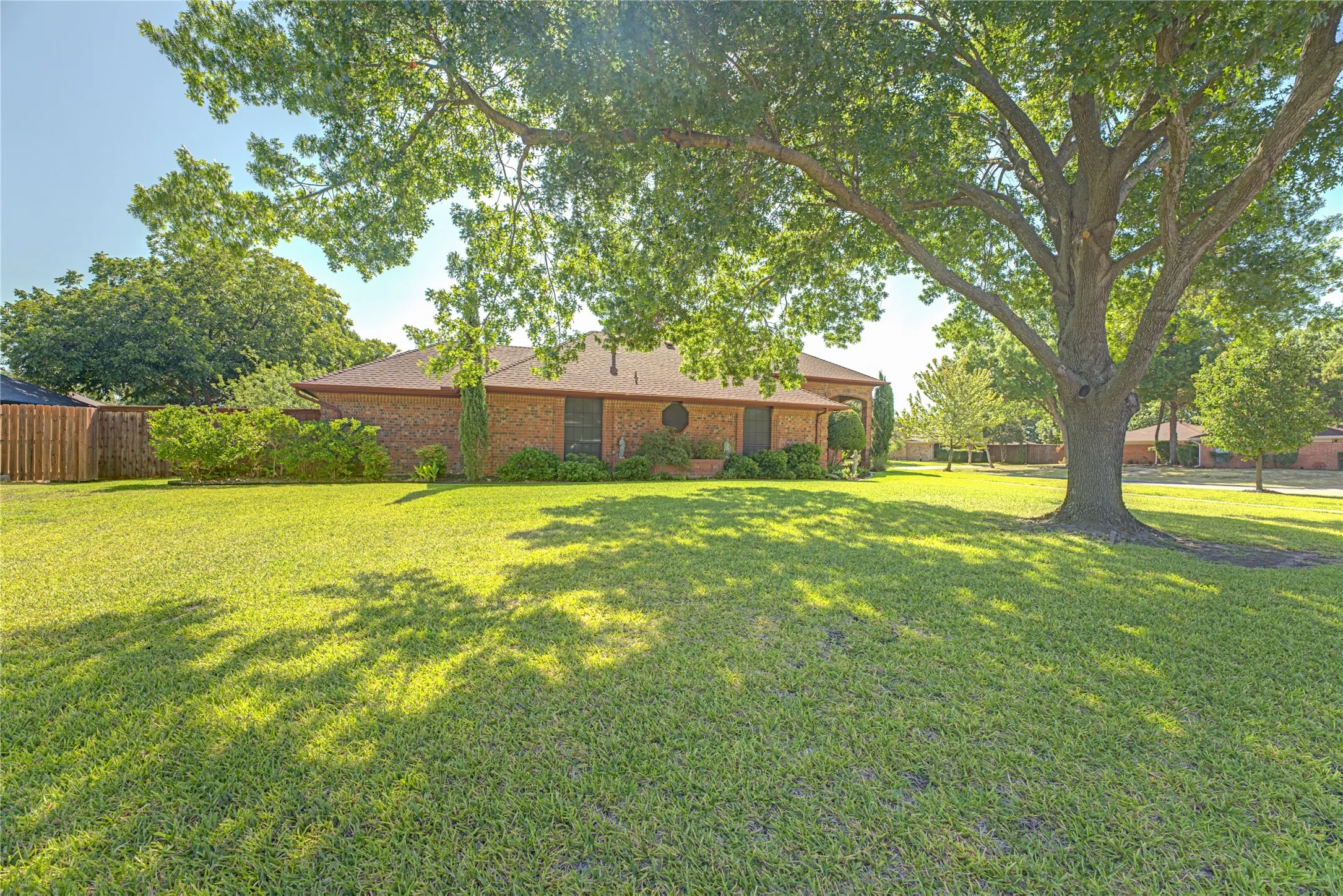 Single Family Residence For Sale in Dallas County , 4841 Kelso Place, Garland, Texas 75043, 3 Bedroom, 3 Bathroom, 2 Garage spaces, 2,078 Sqft, built in 1985, mls#21363221, Real Estate Agent in Garland, Homes For Sale in Dallas county, Homes For Sale in Garland, Realtor in Garland Texas, Real Estate Brokerage Independent Realty Texas, Luminita Cordes Realtor