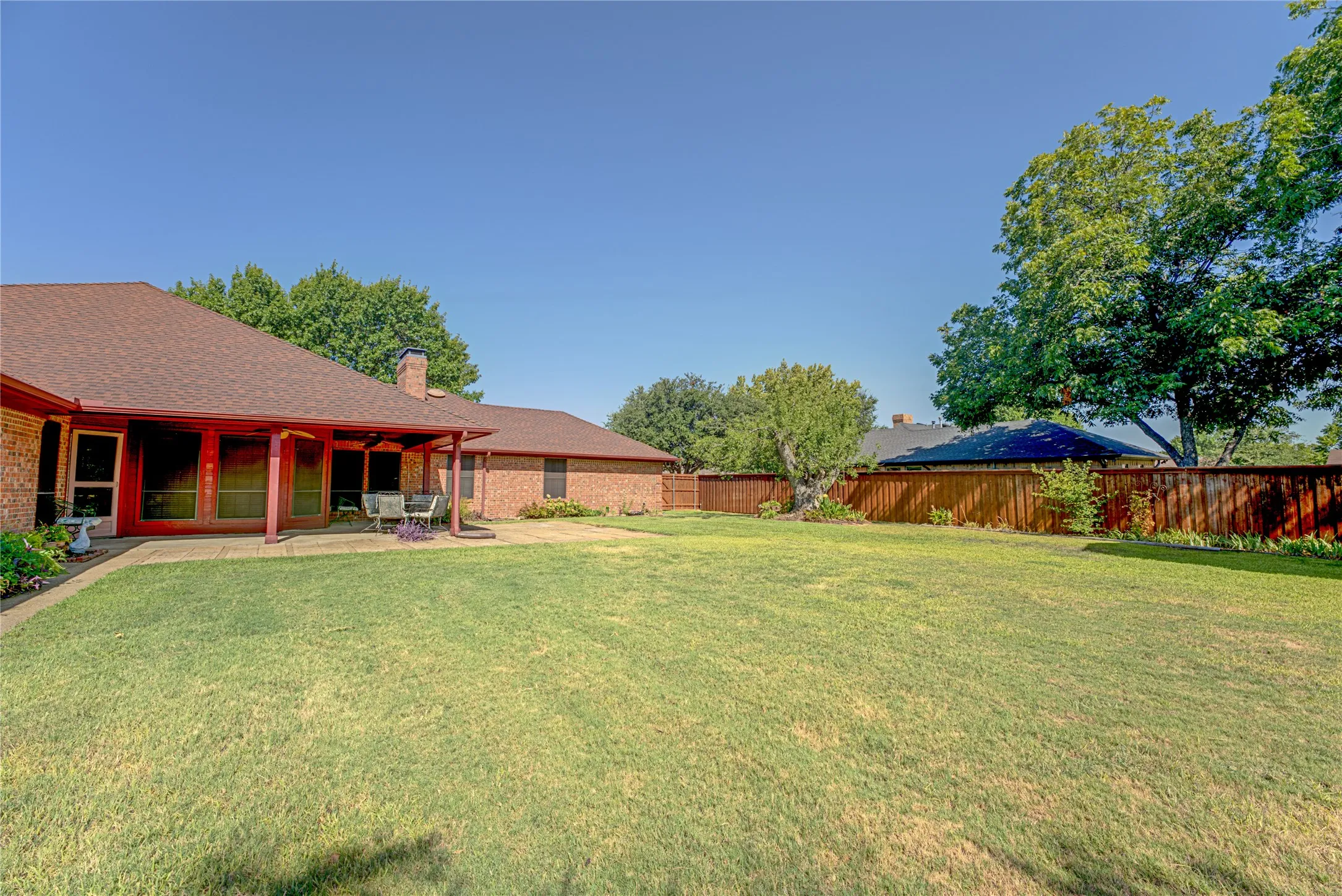 Single Family Residence For Sale in Dallas County , 4841 Kelso Place, Garland, Texas 75043, 3 Bedroom, 3 Bathroom, 2 Garage spaces, 2,078 Sqft, built in 1985, mls#21363221, Real Estate Agent in Garland, Homes For Sale in Dallas county, Homes For Sale in Garland, Realtor in Garland Texas, Real Estate Brokerage Independent Realty Texas, Luminita Cordes Realtor