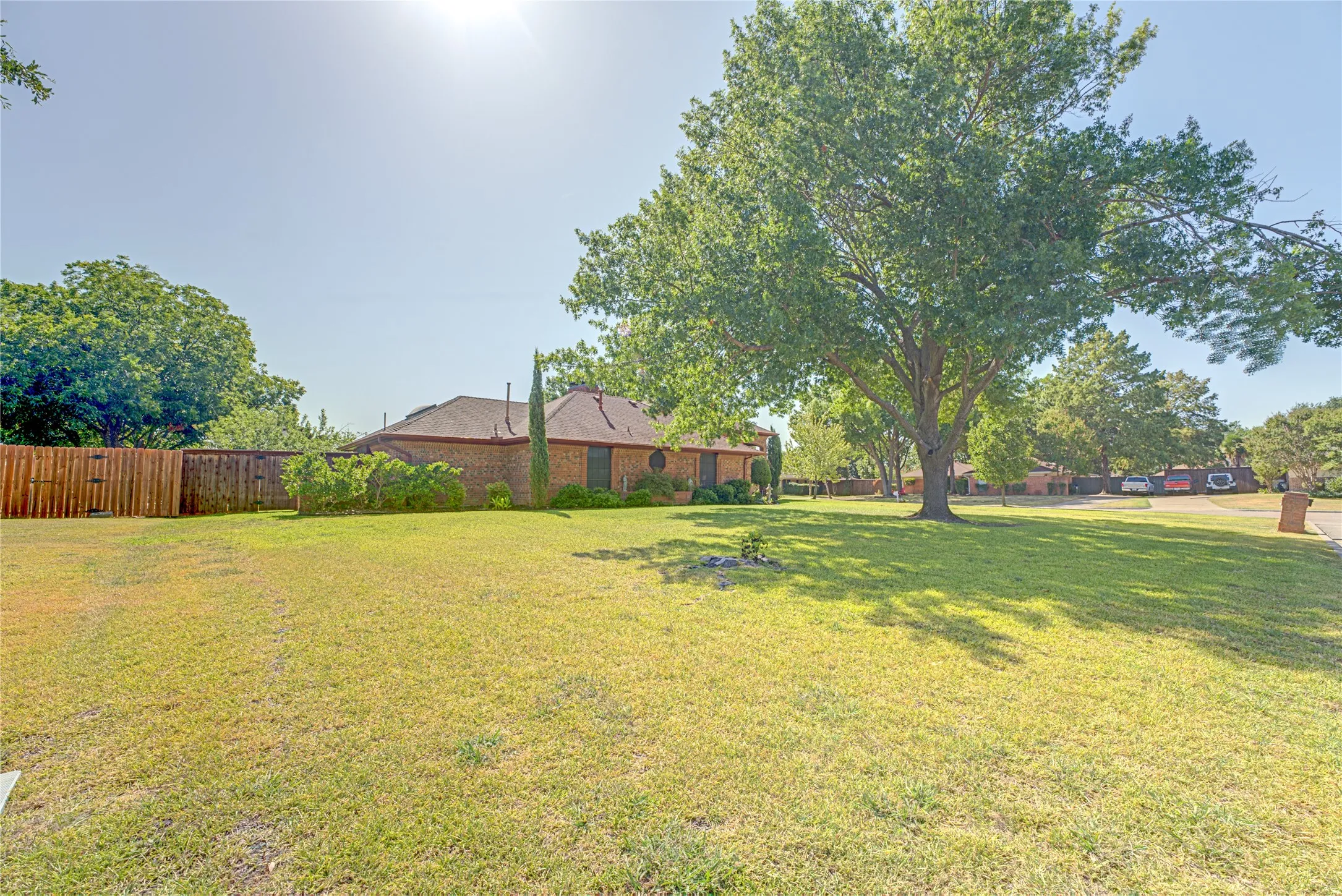 Single Family Residence For Sale in Dallas County , 4841 Kelso Place, Garland, Texas 75043, 3 Bedroom, 3 Bathroom, 2 Garage spaces, 2,078 Sqft, built in 1985, mls#21363221, Real Estate Agent in Garland, Homes For Sale in Dallas county, Homes For Sale in Garland, Realtor in Garland Texas, Real Estate Brokerage Independent Realty Texas, Luminita Cordes Realtor