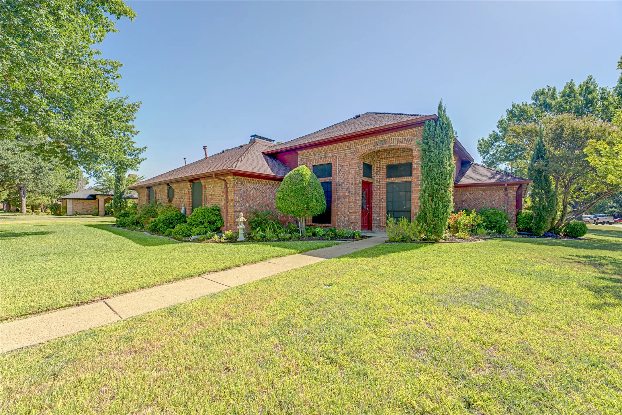 Single Family Residence For Sale in Dallas County , 4841 Kelso Place, Garland, Texas 75043, 3 Bedroom, 3 Bathroom, 2 Garage spaces, 2,078 Sqft, built in 1985, mls#21363221, Real Estate Agent in Garland, Homes For Sale in Dallas county, Homes For Sale in Garland, Realtor in Garland Texas, Real Estate Brokerage Independent Realty Texas, Luminita Cordes Realtor