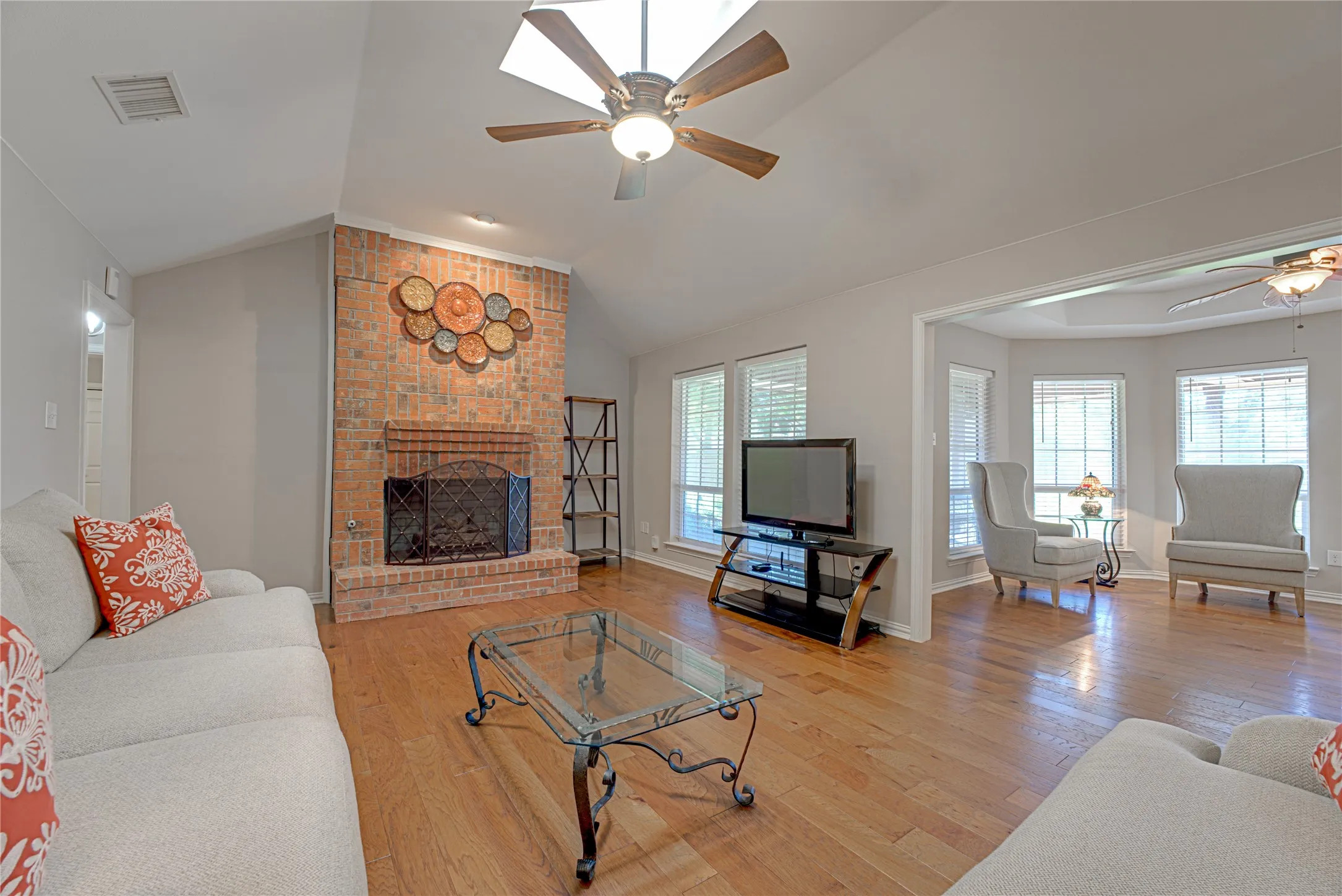 Single Family Residence For Sale in Dallas County , 4841 Kelso Place, Garland, Texas 75043, 3 Bedroom, 3 Bathroom, 2 Garage spaces, 2,078 Sqft, built in 1985, mls#21363221, Real Estate Agent in Garland, Homes For Sale in Dallas county, Homes For Sale in Garland, Realtor in Garland Texas, Real Estate Brokerage Independent Realty Texas, Luminita Cordes Realtor