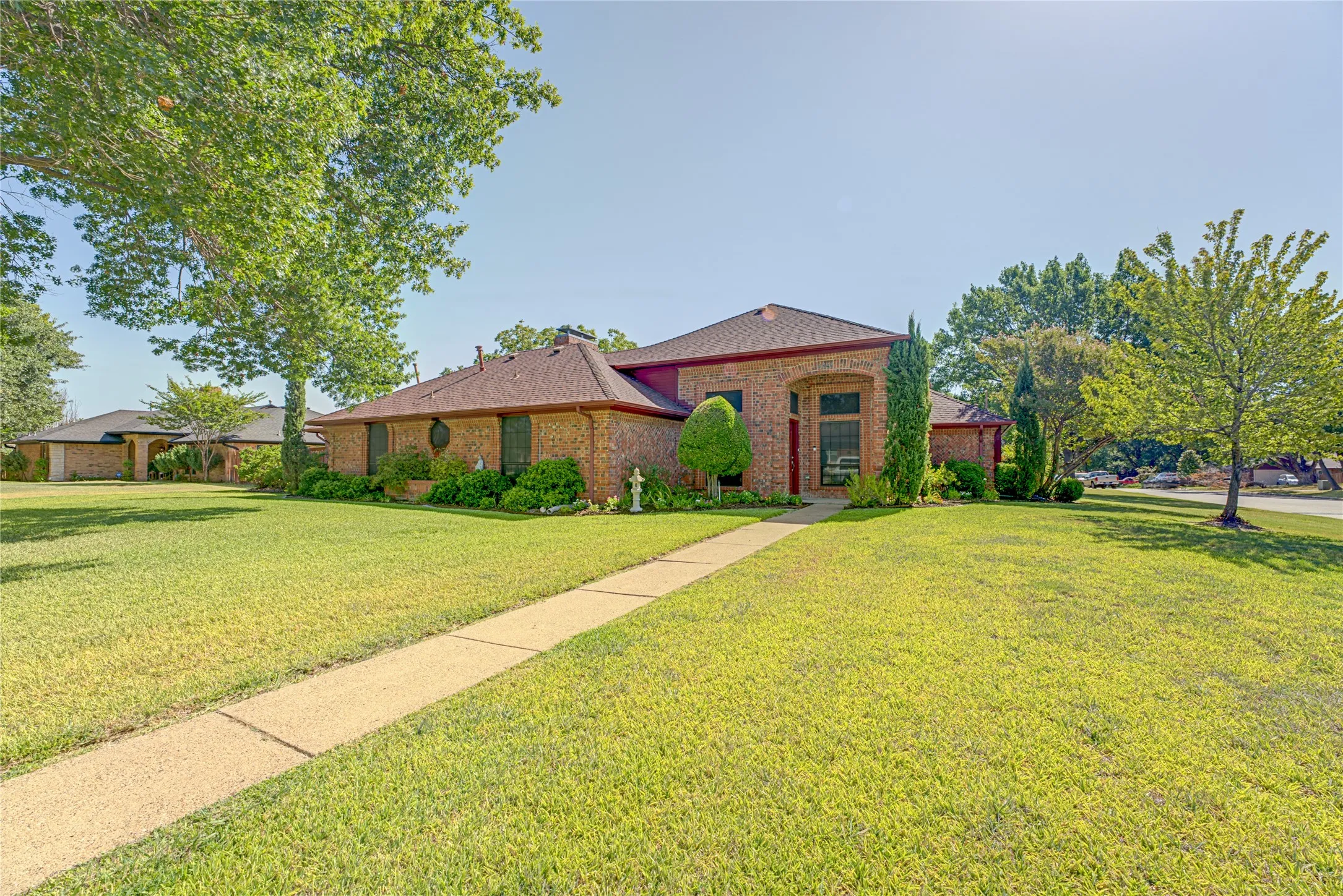 Single Family Residence For Sale in Dallas County , 4841 Kelso Place, Garland, Texas 75043, 3 Bedroom, 3 Bathroom, 2 Garage spaces, 2,078 Sqft, built in 1985, mls#21363221, Real Estate Agent in Garland, Homes For Sale in Dallas county, Homes For Sale in Garland, Realtor in Garland Texas, Real Estate Brokerage Independent Realty Texas, Luminita Cordes Realtor