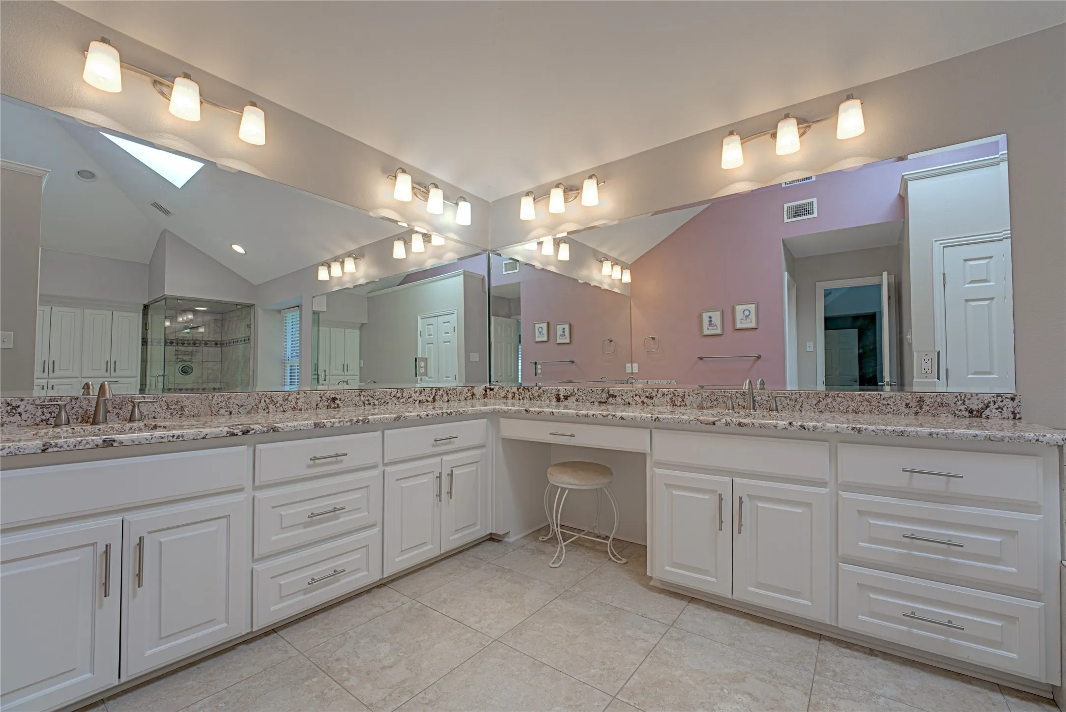 Single Family Residence For Sale in Dallas County , 4841 Kelso Place, Garland, Texas 75043, 3 Bedroom, 3 Bathroom, 2 Garage spaces, 2,078 Sqft, built in 1985, mls#21363221, Real Estate Agent in Garland, Homes For Sale in Dallas county, Homes For Sale in Garland, Realtor in Garland Texas, Real Estate Brokerage Independent Realty Texas, Luminita Cordes Realtor