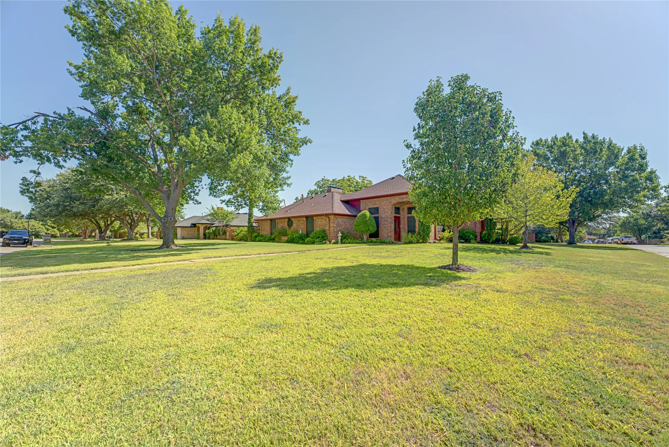 Single Family Residence For Sale in Dallas County , 4841 Kelso Place, Garland, Texas 75043, 3 Bedroom, 3 Bathroom, 2 Garage spaces, 2,078 Sqft, built in 1985, mls#21363221, Real Estate Agent in Garland, Homes For Sale in Dallas county, Homes For Sale in Garland, Realtor in Garland Texas, Real Estate Brokerage Independent Realty Texas, Luminita Cordes Realtor