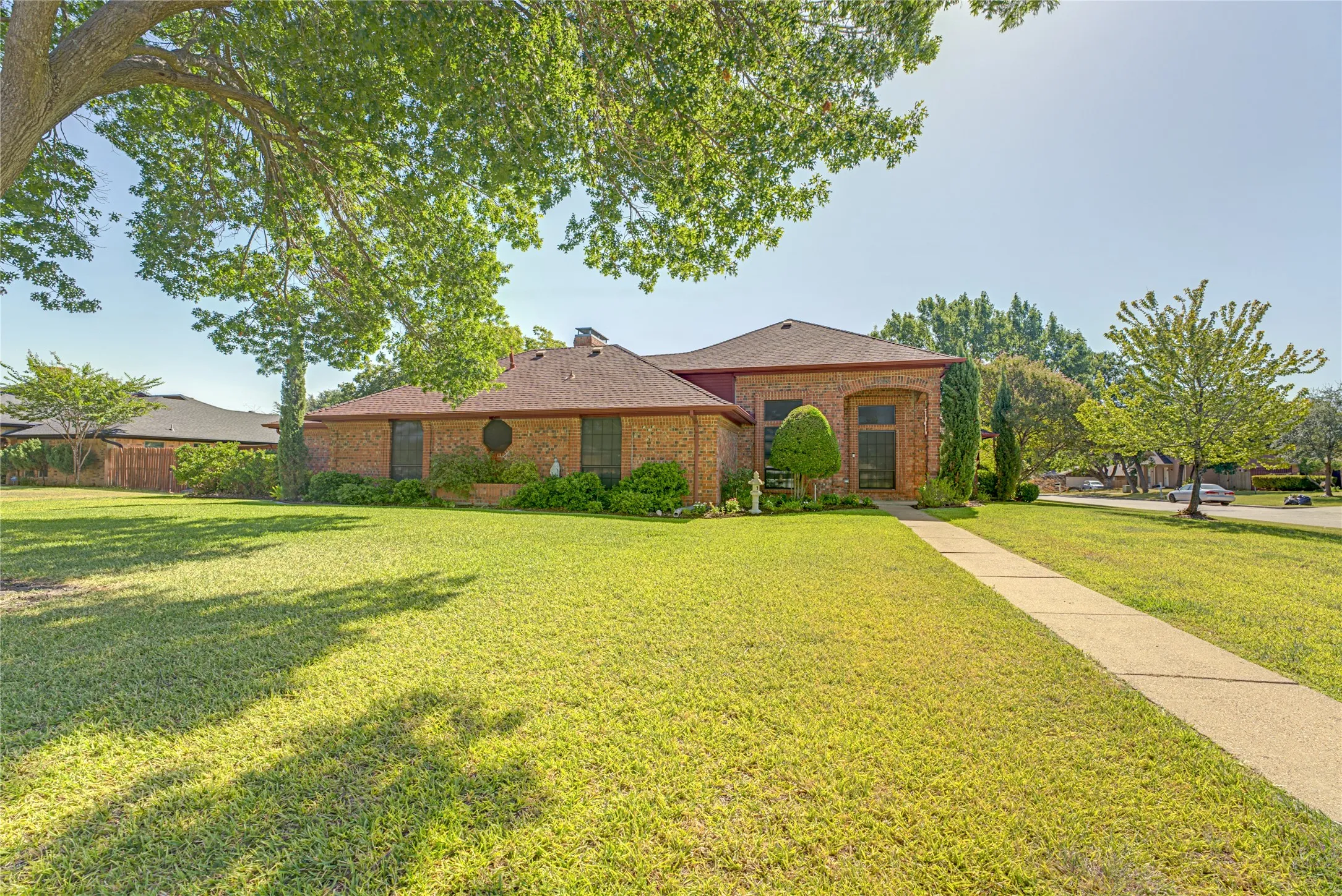 Single Family Residence For Sale in Dallas County , 4841 Kelso Place, Garland, Texas 75043, 3 Bedroom, 3 Bathroom, 2 Garage spaces, 2,078 Sqft, built in 1985, mls#21363221, Real Estate Agent in Garland, Homes For Sale in Dallas county, Homes For Sale in Garland, Realtor in Garland Texas, Real Estate Brokerage Independent Realty Texas, Luminita Cordes Realtor
