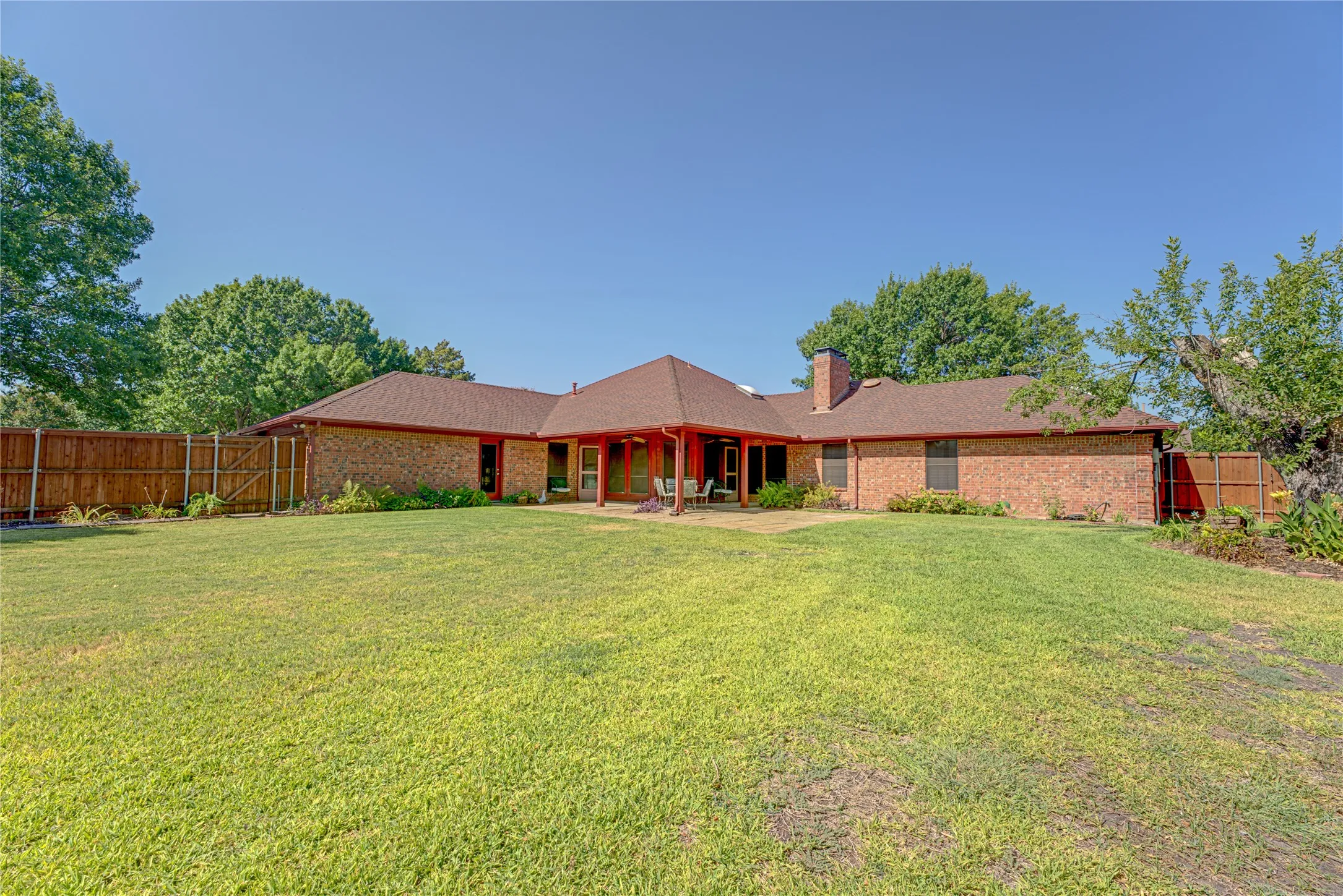 Single Family Residence For Sale in Dallas County , 4841 Kelso Place, Garland, Texas 75043, 3 Bedroom, 3 Bathroom, 2 Garage spaces, 2,078 Sqft, built in 1985, mls#21363221, Real Estate Agent in Garland, Homes For Sale in Dallas county, Homes For Sale in Garland, Realtor in Garland Texas, Real Estate Brokerage Independent Realty Texas, Luminita Cordes Realtor