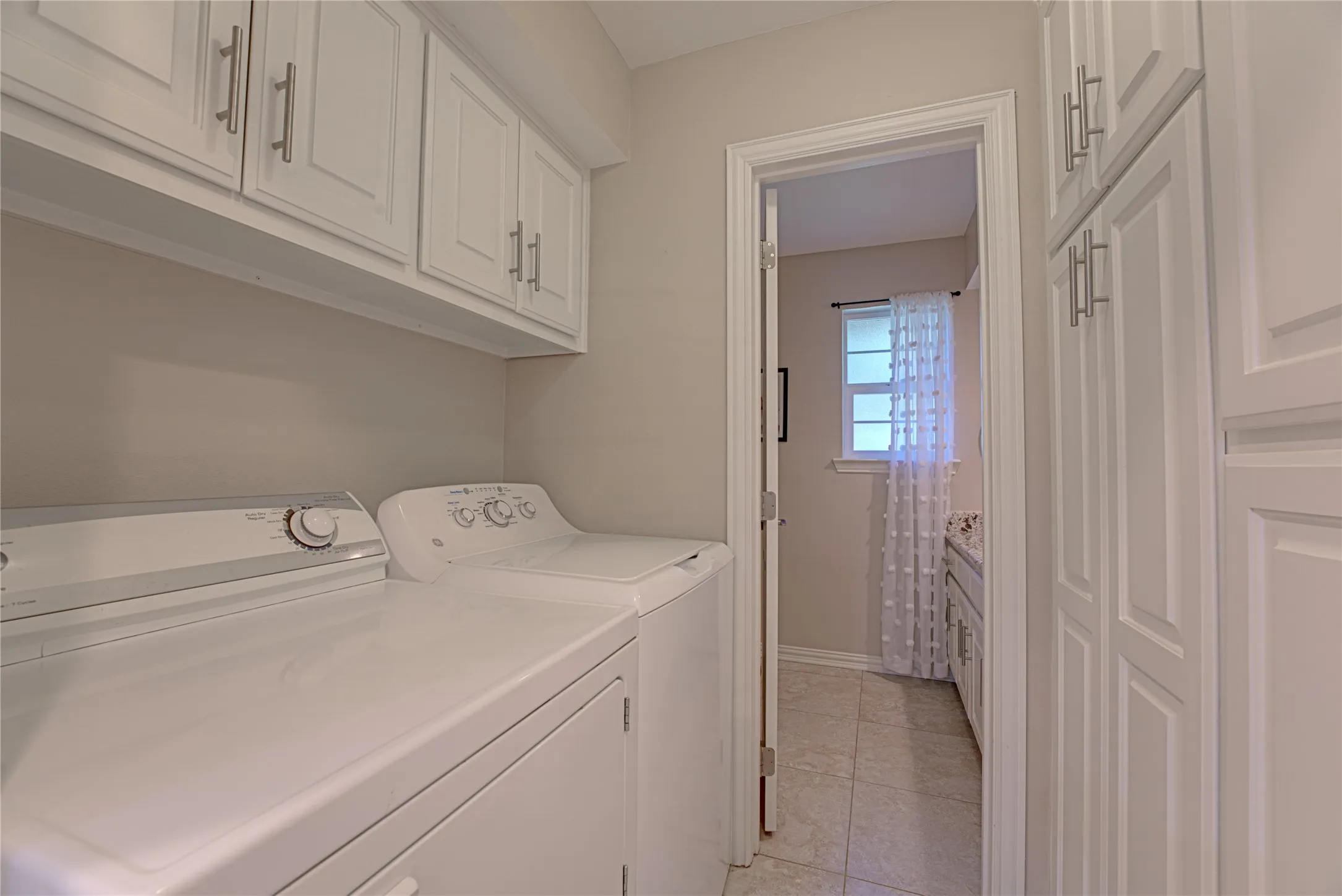 Single Family Residence For Sale in Dallas County , 4841 Kelso Place, Garland, Texas 75043, 3 Bedroom, 3 Bathroom, 2 Garage spaces, 2,078 Sqft, built in 1985, mls#21363221, Real Estate Agent in Garland, Homes For Sale in Dallas county, Homes For Sale in Garland, Realtor in Garland Texas, Real Estate Brokerage Independent Realty Texas, Luminita Cordes Realtor