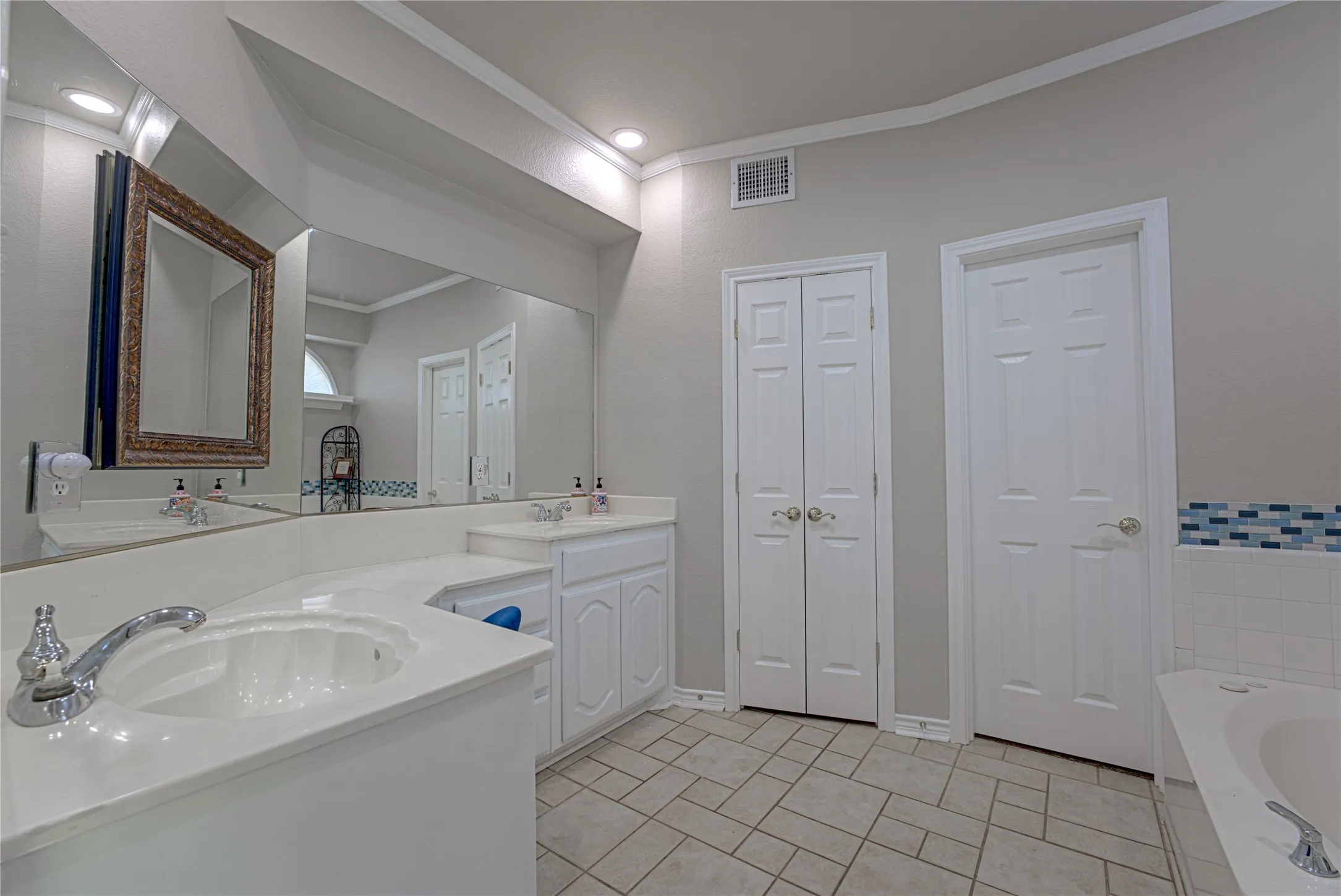 Single Family Residence For Sale in Collin County , 130 W Clubview Court, Murphy, Texas 75094, 5 Bedroom, 5 Bathroom, 2 Garage spaces, 3,011 Sqft, built in 1999, mls#21363328, Real Estate Agent in Murphy, Homes For Sale in Collin county, Homes For Sale in Murphy, Realtor in Murphy Texas, Real Estate Brokerage Independent Realty Texas, Luminita Cordes Realtor
