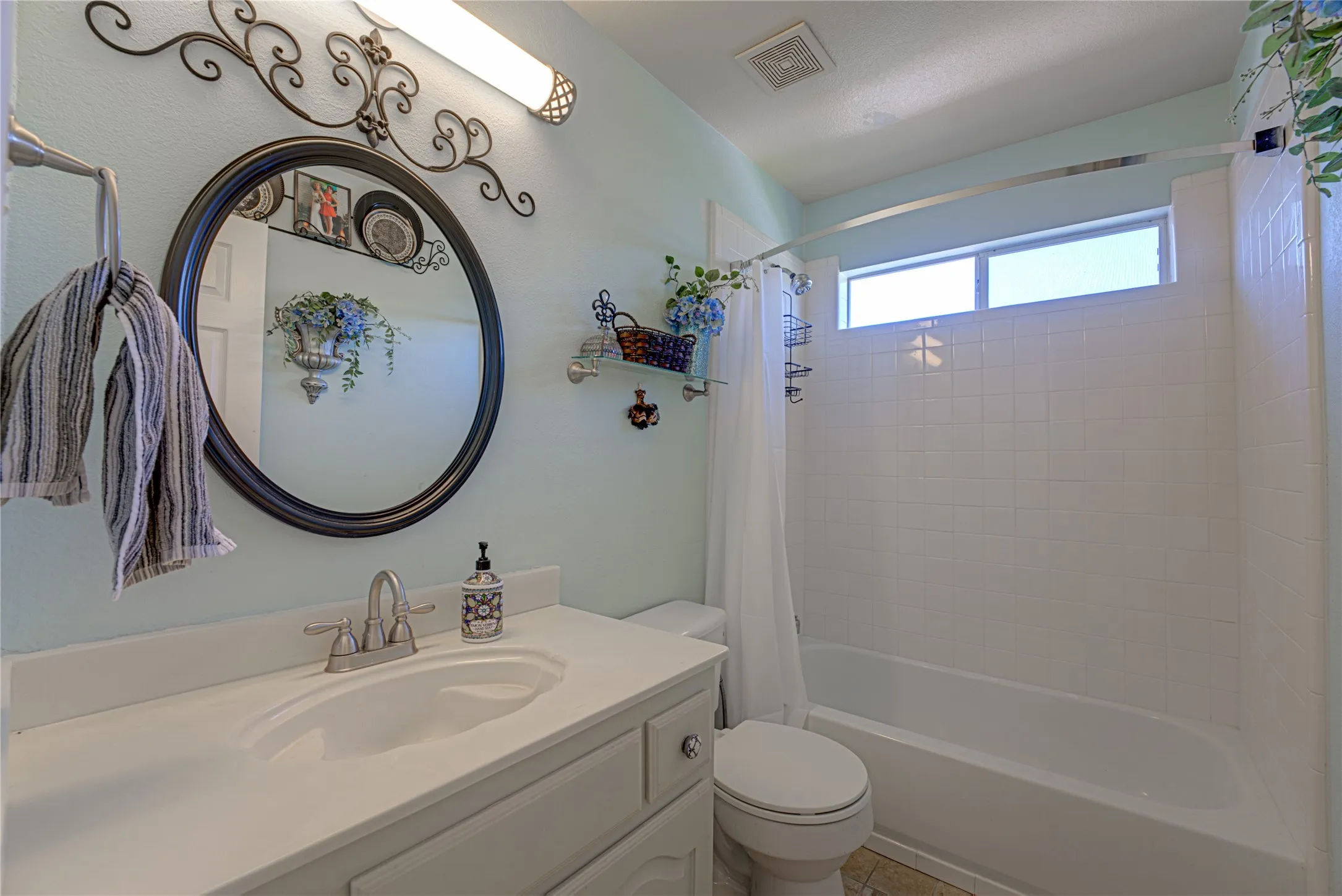 Single Family Residence For Sale in Collin County , 130 W Clubview Court, Murphy, Texas 75094, 5 Bedroom, 5 Bathroom, 2 Garage spaces, 3,011 Sqft, built in 1999, mls#21363328, Real Estate Agent in Murphy, Homes For Sale in Collin county, Homes For Sale in Murphy, Realtor in Murphy Texas, Real Estate Brokerage Independent Realty Texas, Luminita Cordes Realtor