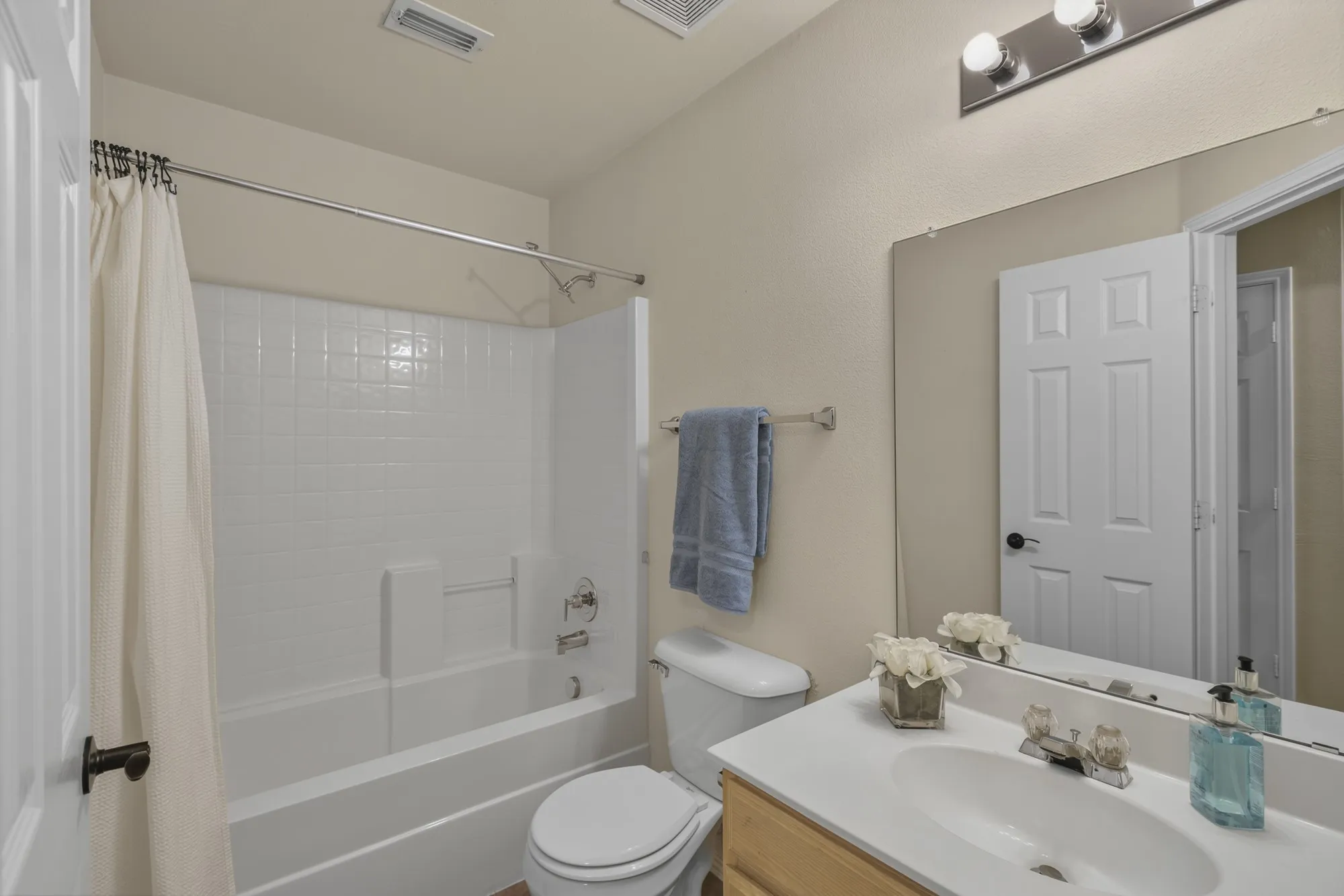 Single Family Residence For Sale in Collin County , 1408 Heather Brook Drive, Allen, Texas 75002, 3 Bedroom, 2 Bathroom, 2 Garage spaces, 1,817 Sqft, built in 2002, mls#21362764, Real Estate Agent in Allen, Homes For Sale in Collin county, Homes For Sale in Allen, Realtor in Allen Texas, Real Estate Brokerage Independent Realty Texas, Luminita Cordes Realtor