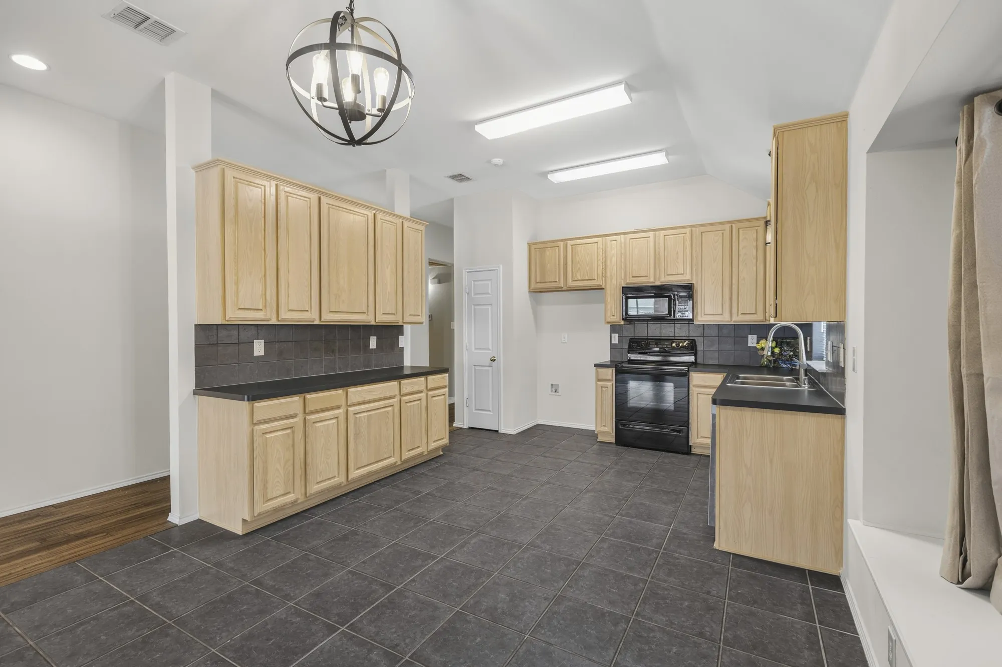 Single Family Residence For Sale in Collin County , 1408 Heather Brook Drive, Allen, Texas 75002, 3 Bedroom, 2 Bathroom, 2 Garage spaces, 1,817 Sqft, built in 2002, mls#21362764, Real Estate Agent in Allen, Homes For Sale in Collin county, Homes For Sale in Allen, Realtor in Allen Texas, Real Estate Brokerage Independent Realty Texas, Luminita Cordes Realtor