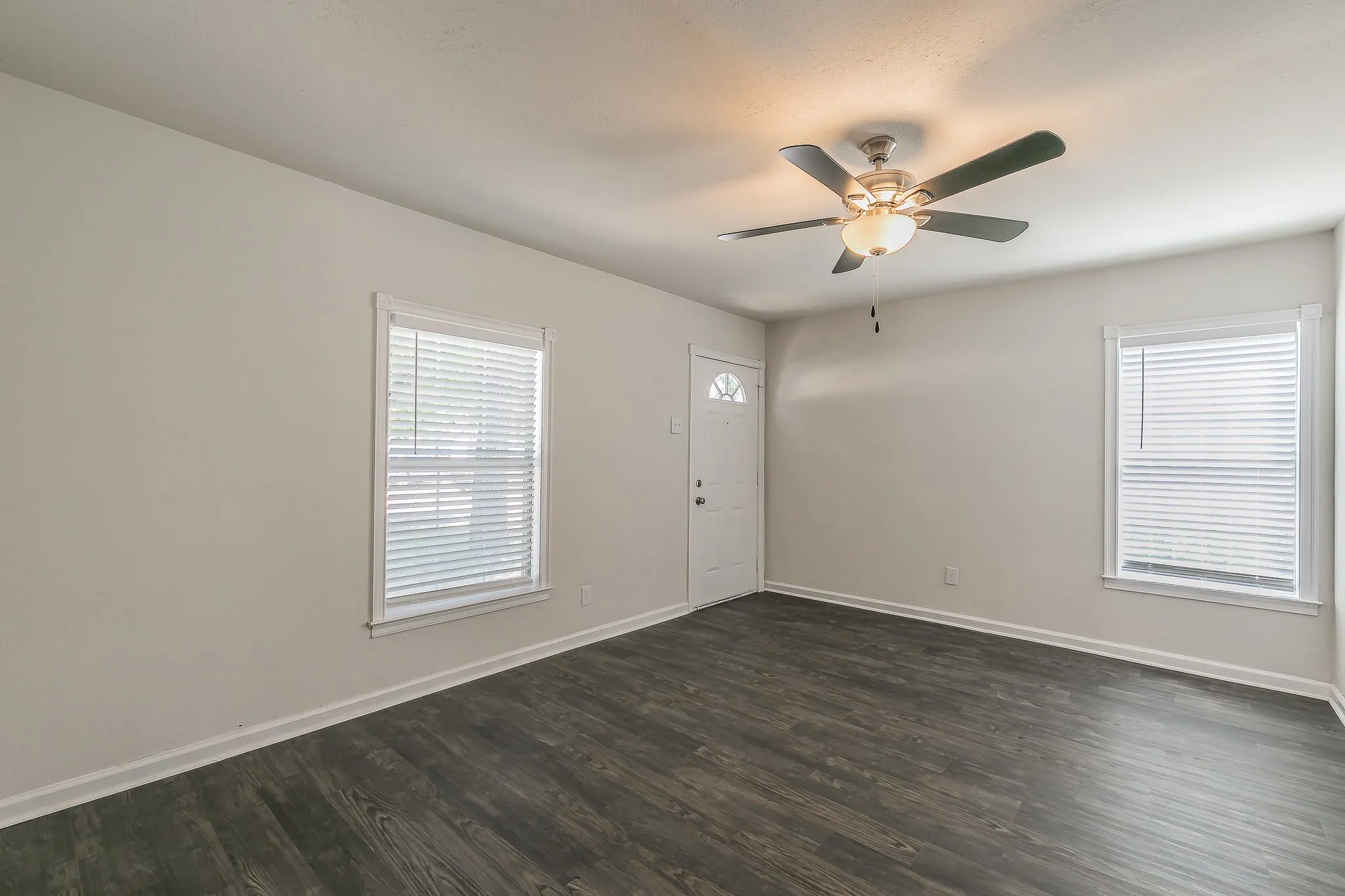 Single Family Residence For Sale in Tarrant County , 5729 Wellesley Avenue, Fort Worth, Texas 76107, 3 Bedroom, 1 Bathroom, Garage spaces, 912 Sqft, built in 1953, mls#21365169, Real Estate Agent in Fort Worth, Homes For Sale in Tarrant county, Homes For Sale in Fort Worth, Realtor in Fort Worth Texas, Real Estate Brokerage Independent Realty Texas, Luminita Cordes Realtor